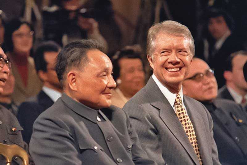 前美國總統卡特（右）去年底逝世，在他任內，美國與我國斷交，並與中華人民共和國建交。左為時任中國國務院副總理鄧小平。（翻攝維基百科）