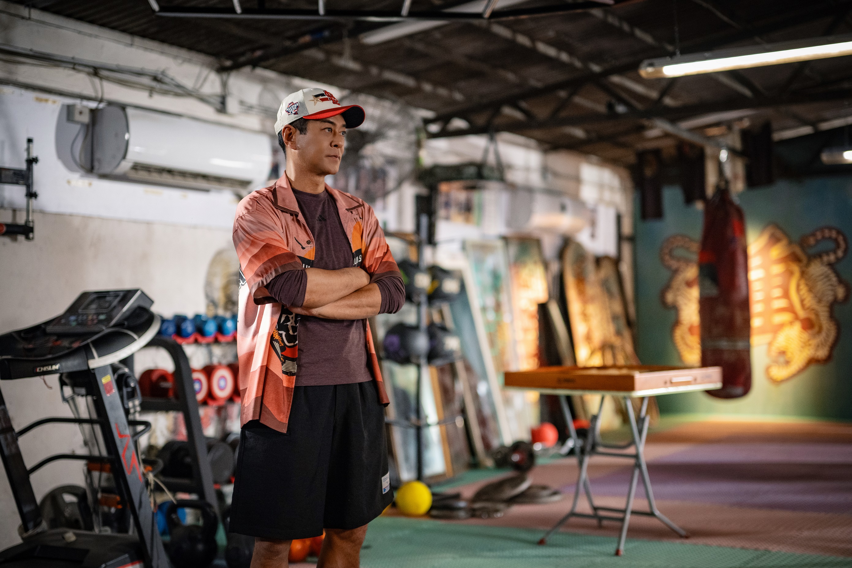 古天樂飾演昔日的傳奇拳王，如今僅守著一間小拳館，成為婆婆媽媽的減肥運動之地。（華映提供）