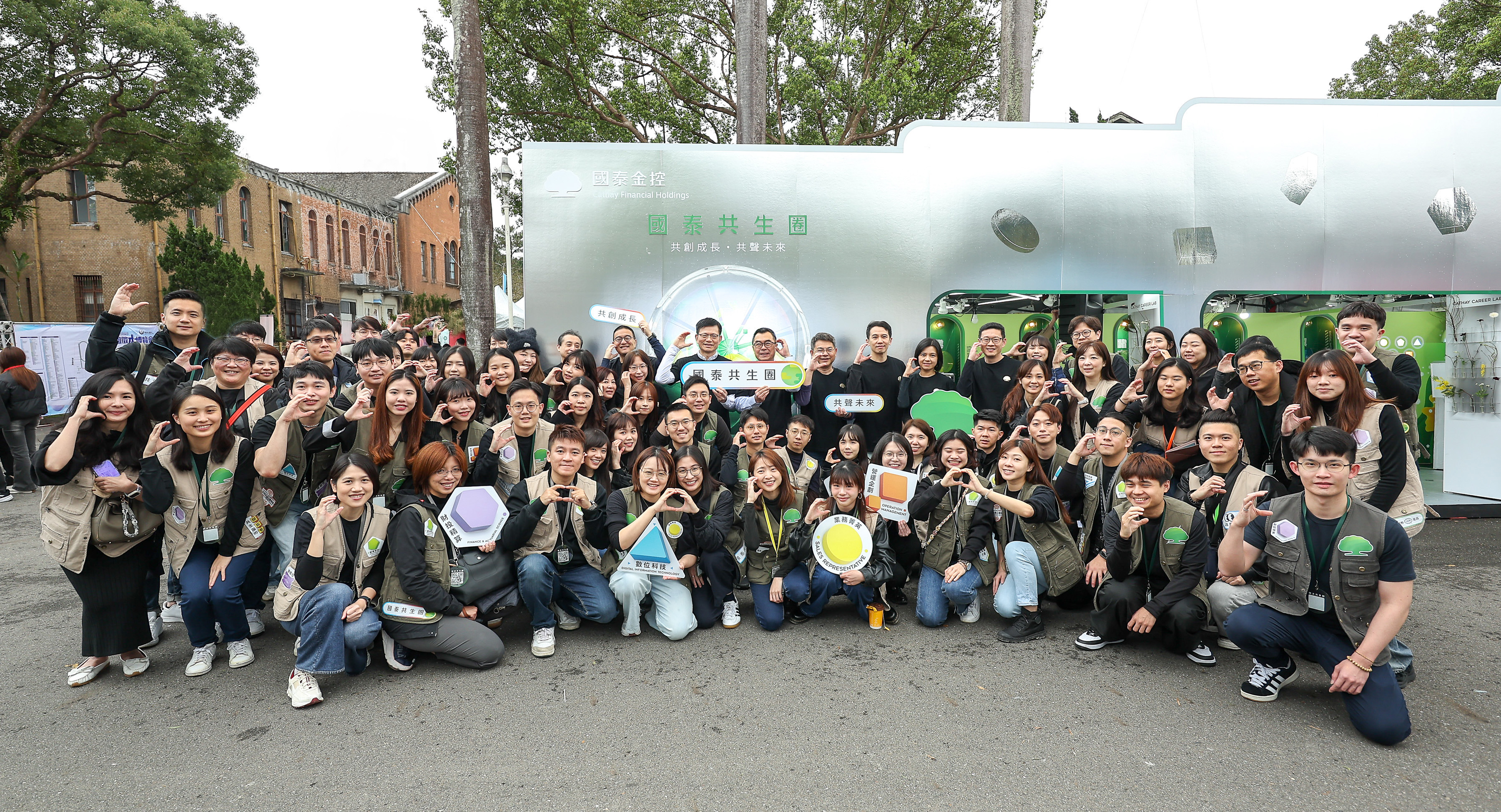 國泰金控暨五大子公司共開出逾7,500名職缺,數位科技人才廣招超過800名;此次校園徵才具備3『I』特色:International、AI、IT,代表國泰持續前進及轉型的人才重點策略。(圖/國泰金控提供)