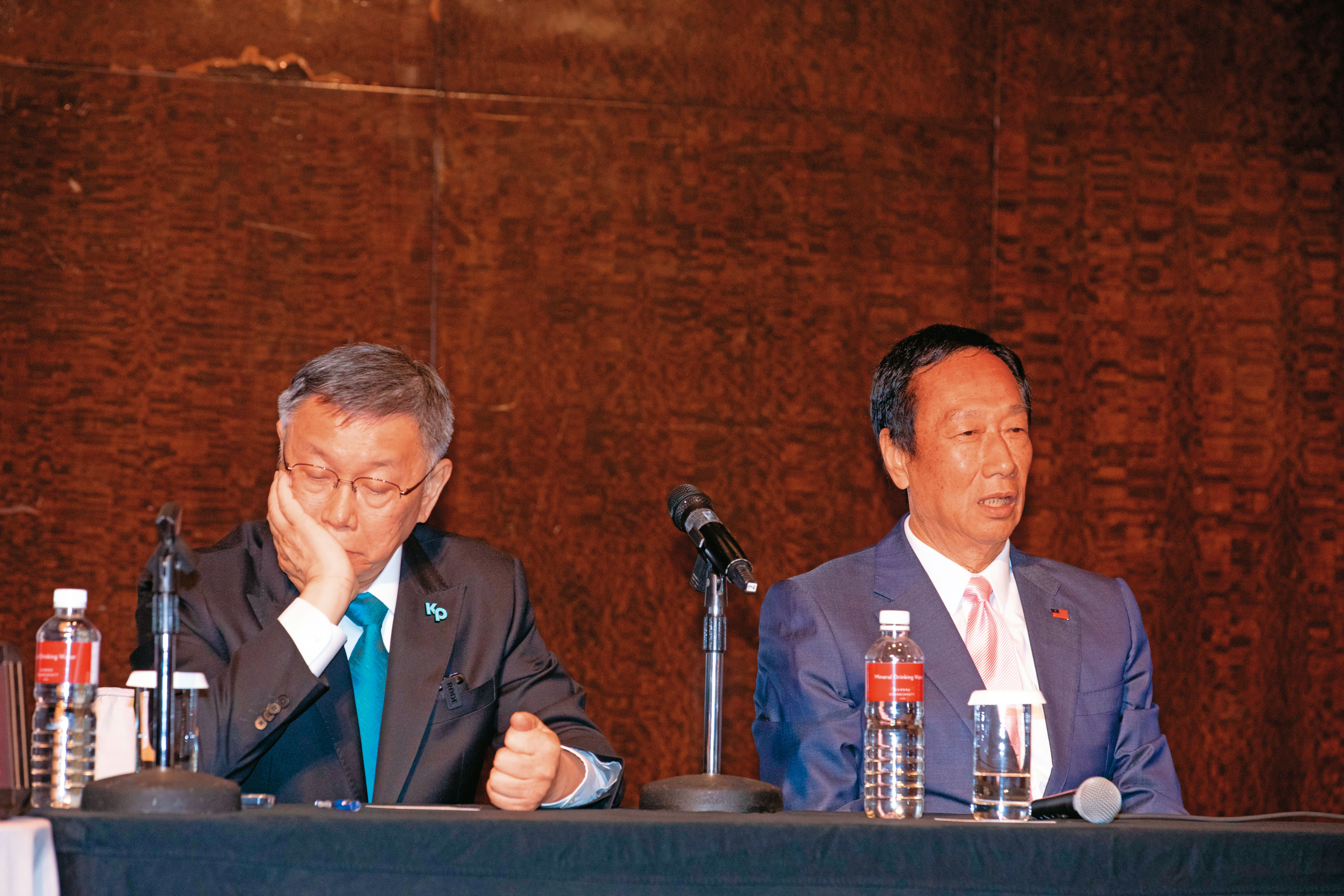  柯文哲（左）和郭台銘（右）密會頻繁，但與國民黨多次協商後仍無法順利結盟。