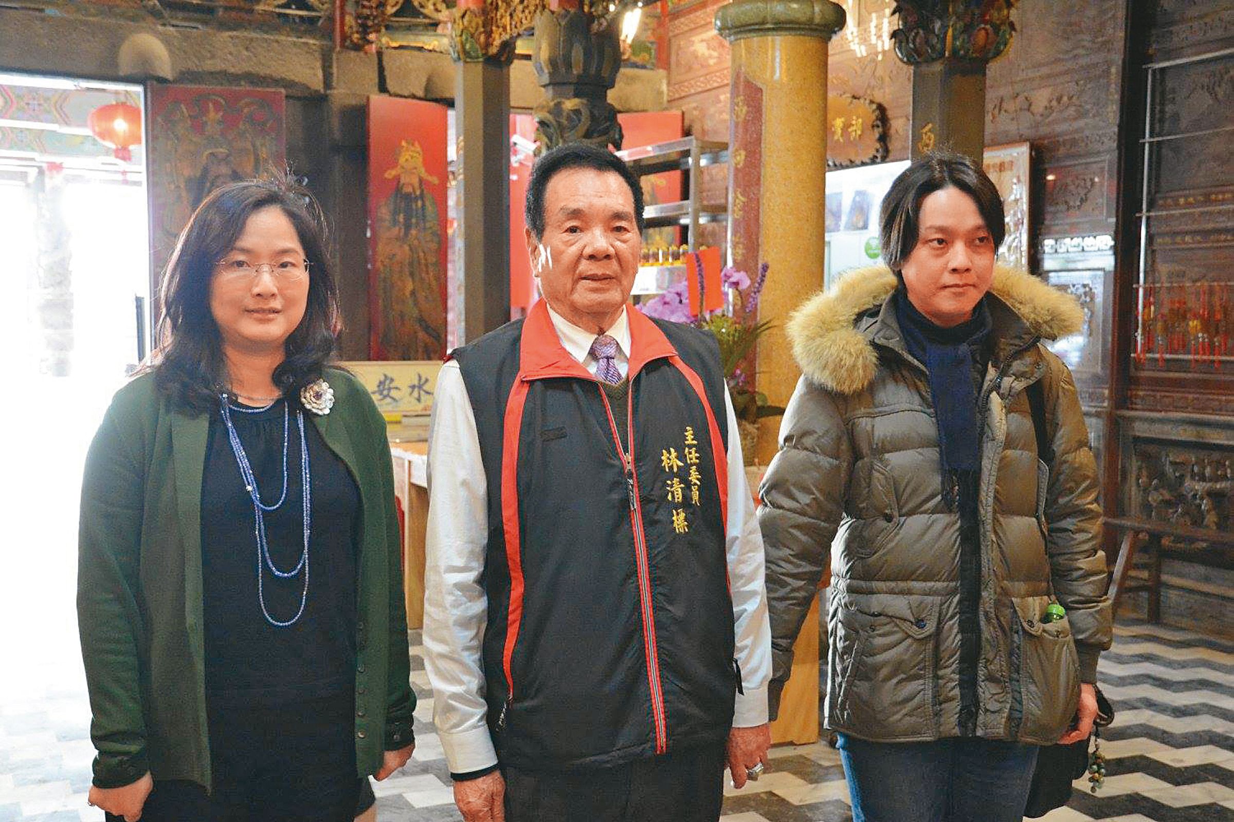 呂安妮（左）出席台西鄉宮廟活動時，曾經向鄉親以「花開花落終有時」形容和王文洋的感情。（翻攝自五條港安西府 張李莫千歲開基老祖臉書）