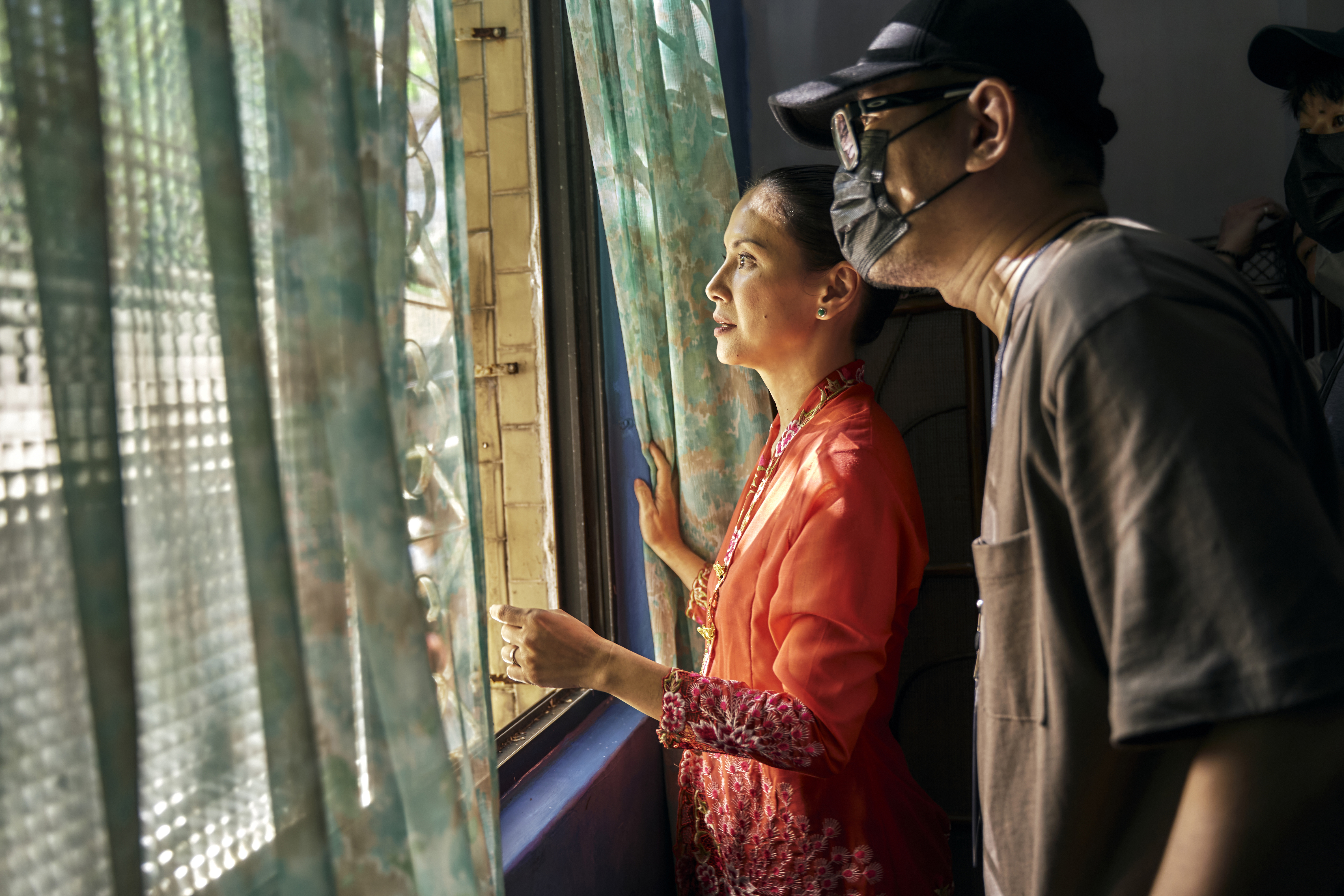 李心潔（左）在馬來西亞導演張吉安（右）執導的故事裡飾演一位從南洋嫁來台灣的女子。（華映娛樂提供）