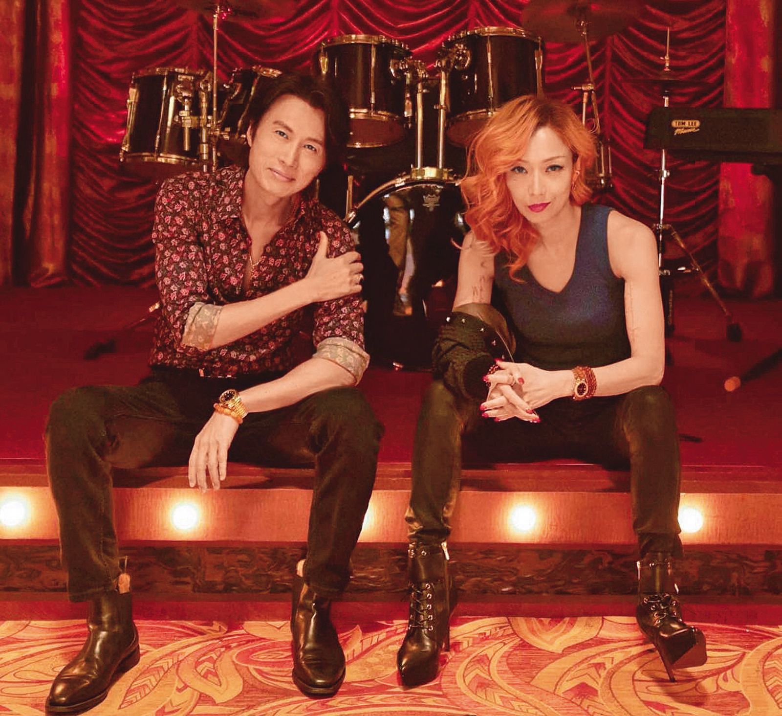 《夜王》由香港喜劇天王黃子華（左）與鄭秀文（右）主演，兩人飾演離異夫妻，為挽救沒落的夜總會並肩奮戰