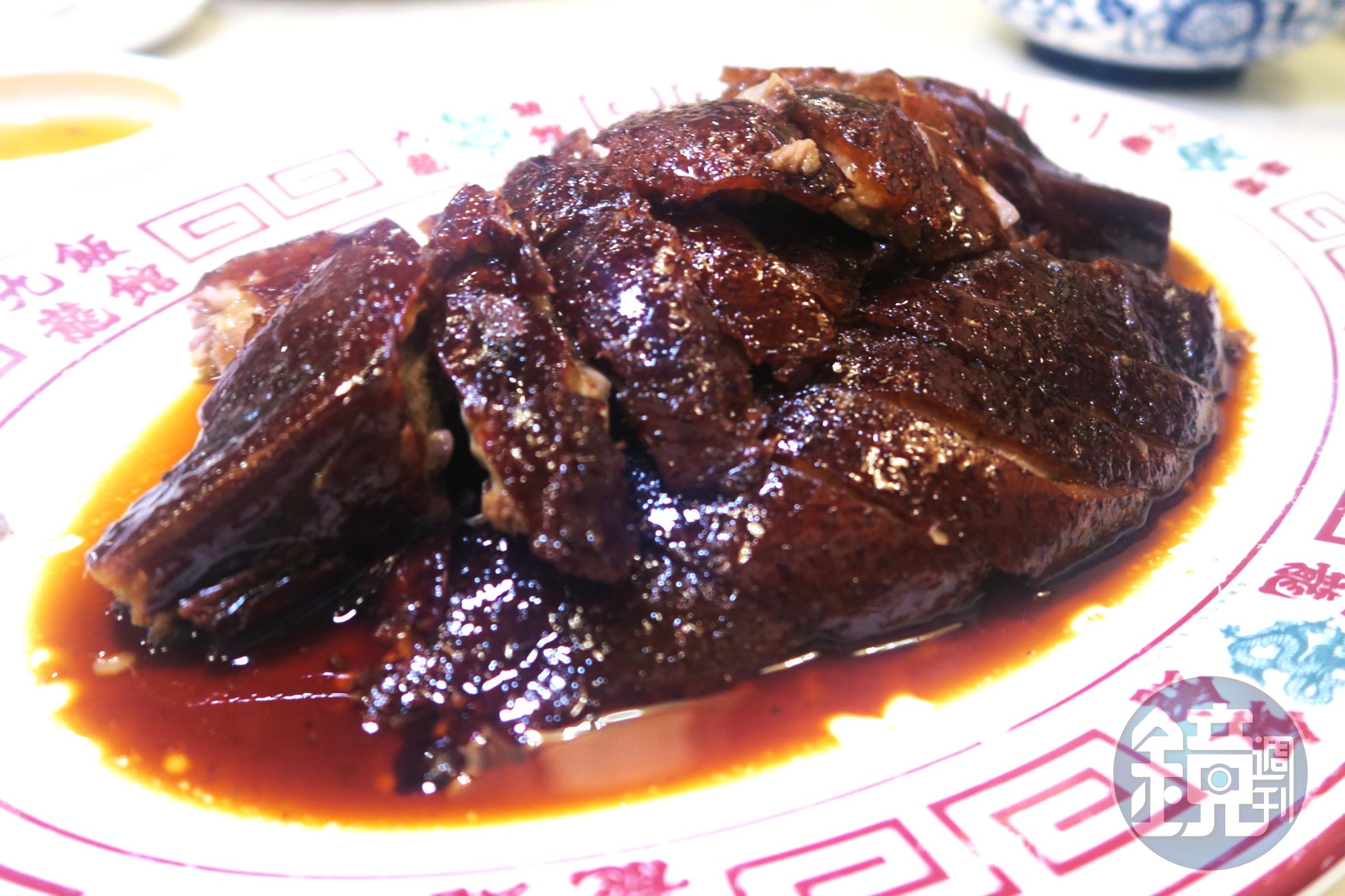 個頭大且肥腴的明爐燒鵝，燒得皮脆肉香，為這餐的燒味暴擊再加碼。