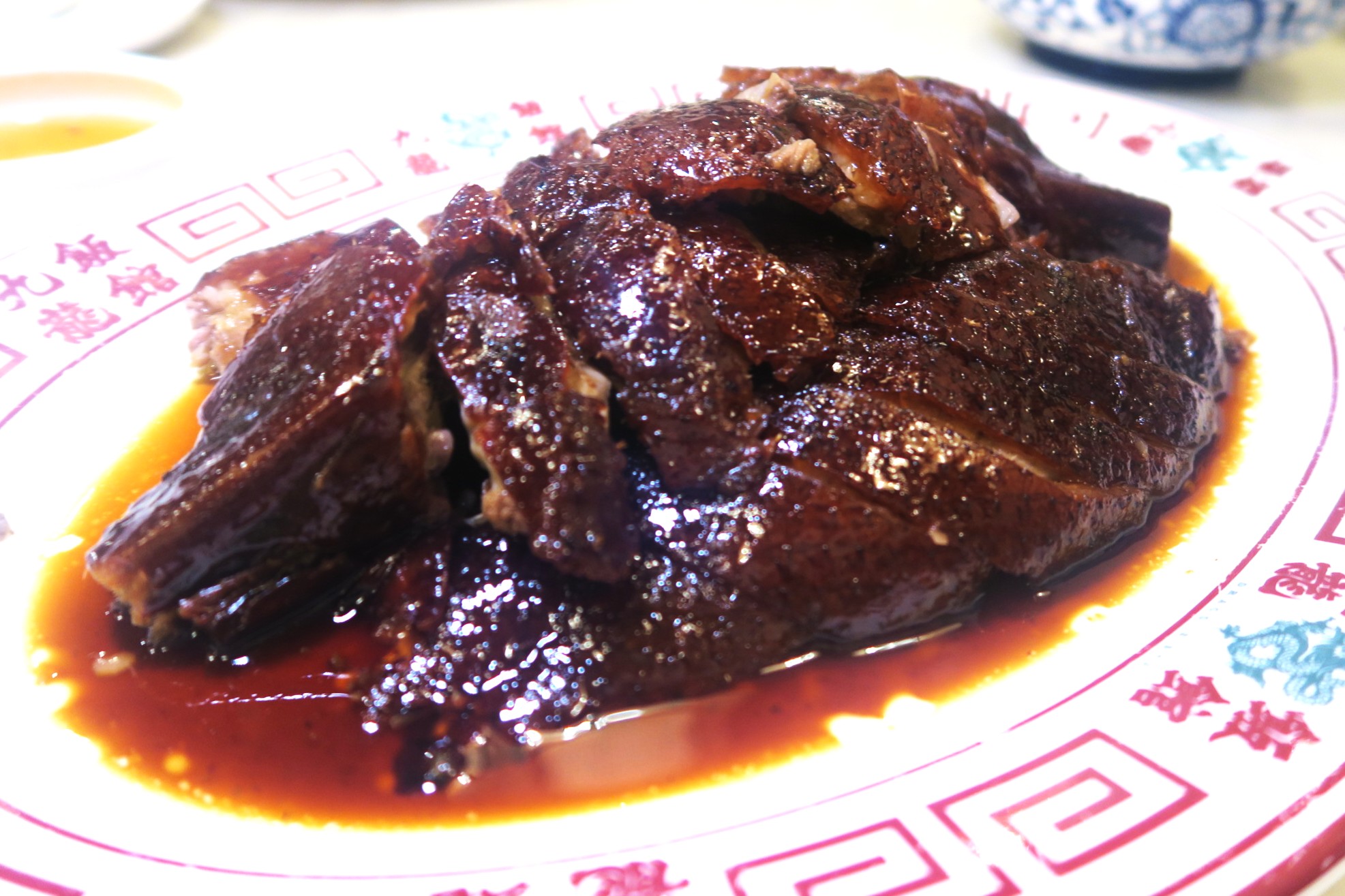 個頭大且肥腴的明爐燒鵝，燒得皮脆肉香，為這餐的燒味暴擊再加碼。