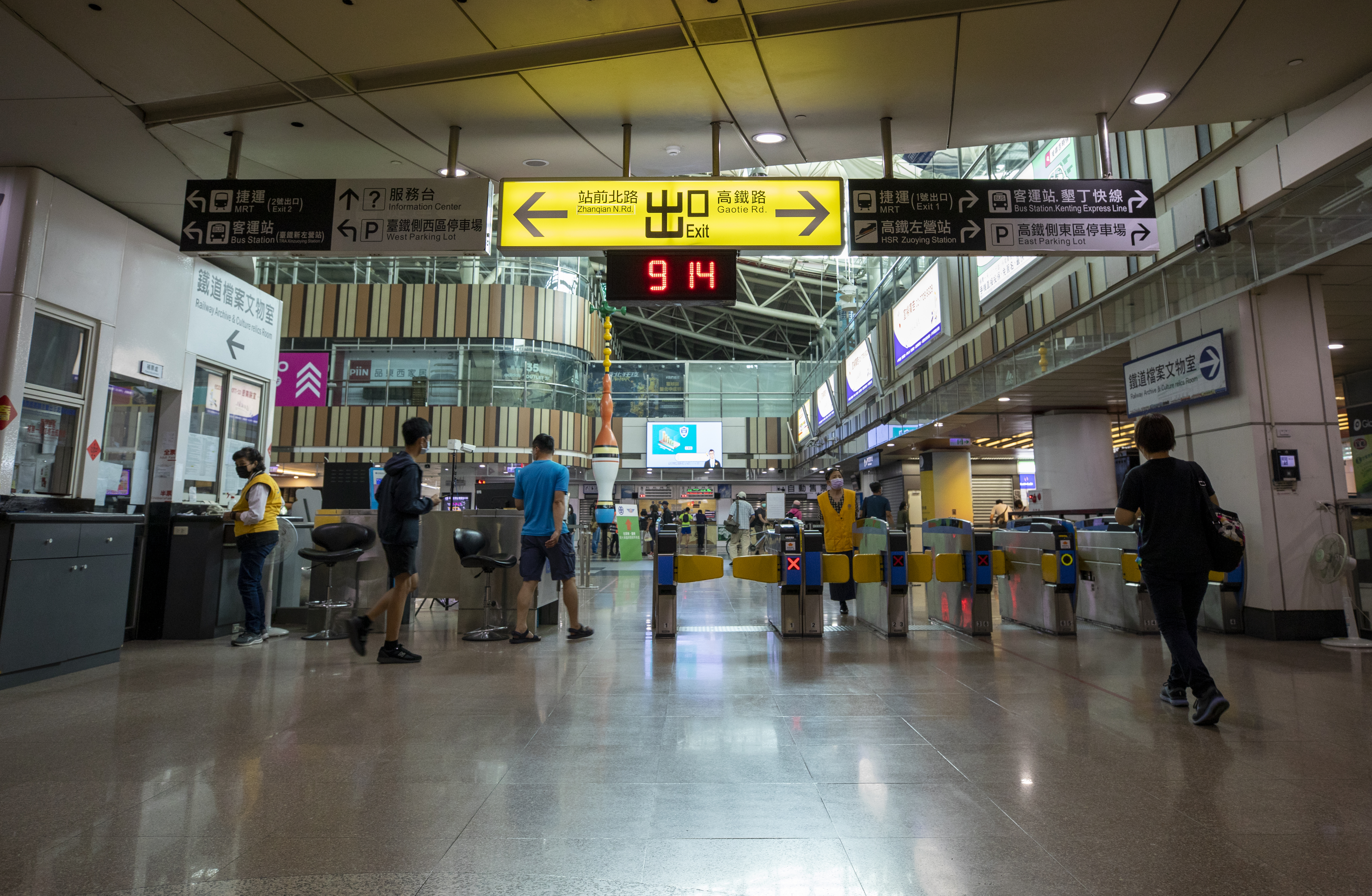 台鐵將在7月1日起全面開通悠遊付APP「嗶乘車」服務，不過這功能目前只有安卓手機限定。（本刊資料照）
