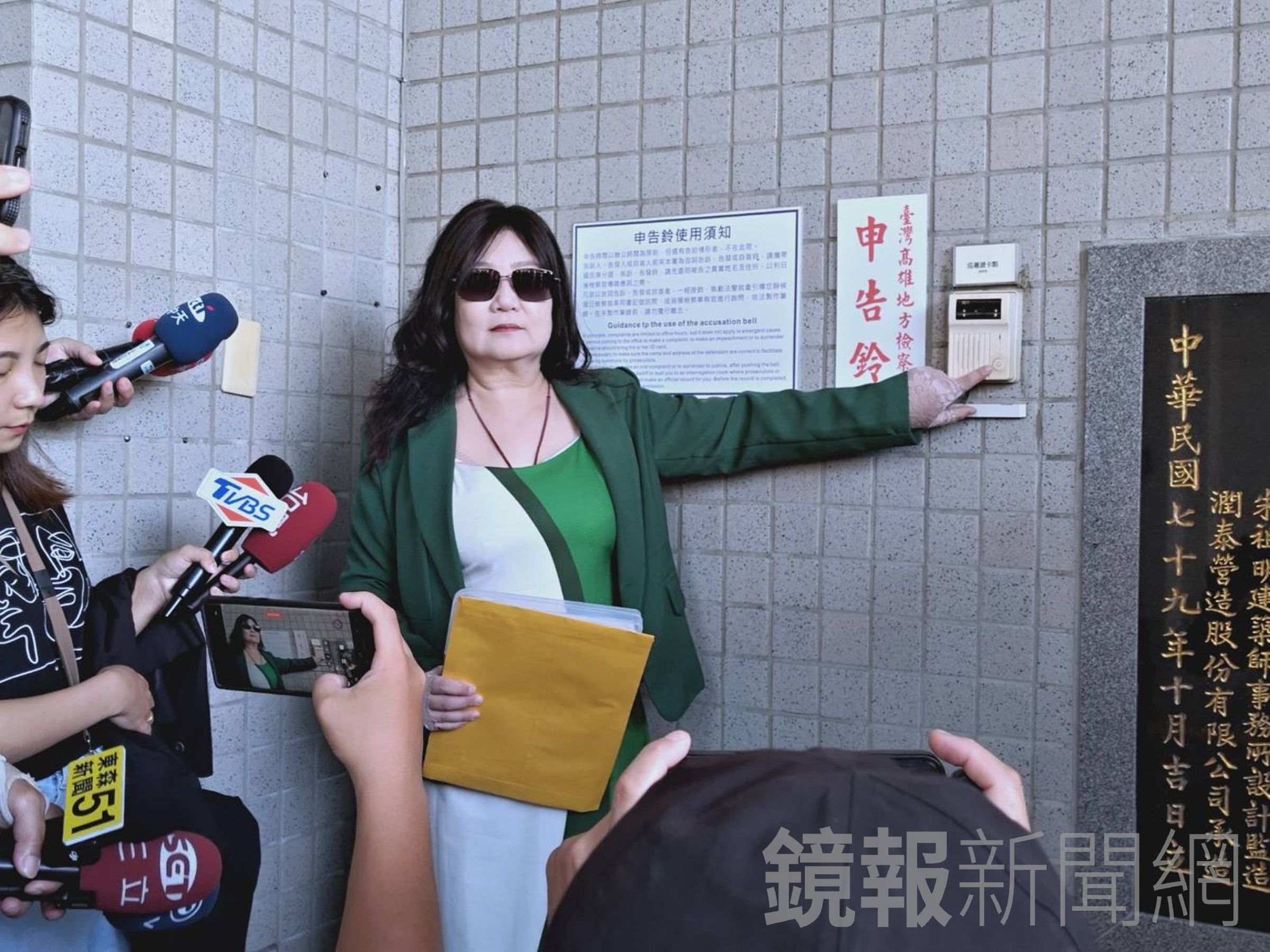 邵姓房東今天召開記者會，曬出驗傷單稱自己被樋口攻擊，導致「牙根斷裂」、下巴有挫傷。（鏡報王吟芳攝）