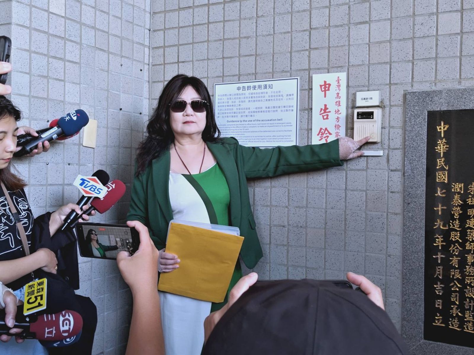 邵姓房東今天召開記者會，曬出驗傷單稱自己被樋口攻擊，導致「牙根斷裂」、下巴有挫傷。（鏡報王吟芳攝）