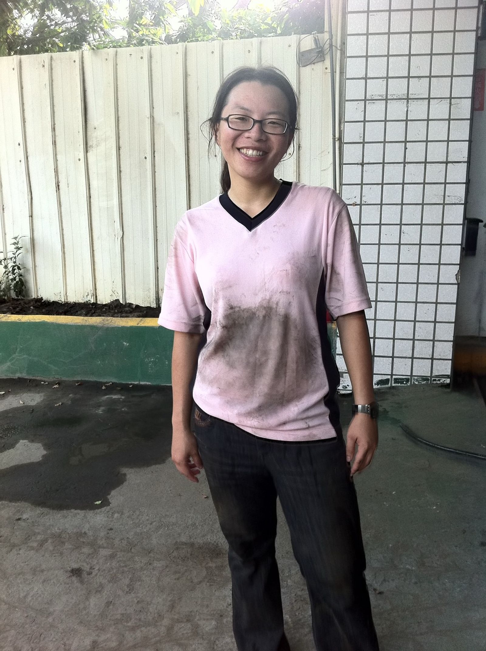 夏綾那笑說自己是因為從小缺錢,才對生意較靈敏。還曾帶著媽媽弟弟做塑膠原料生意,沒事就要在路上撿寶特瓶。(夏綾那提供)