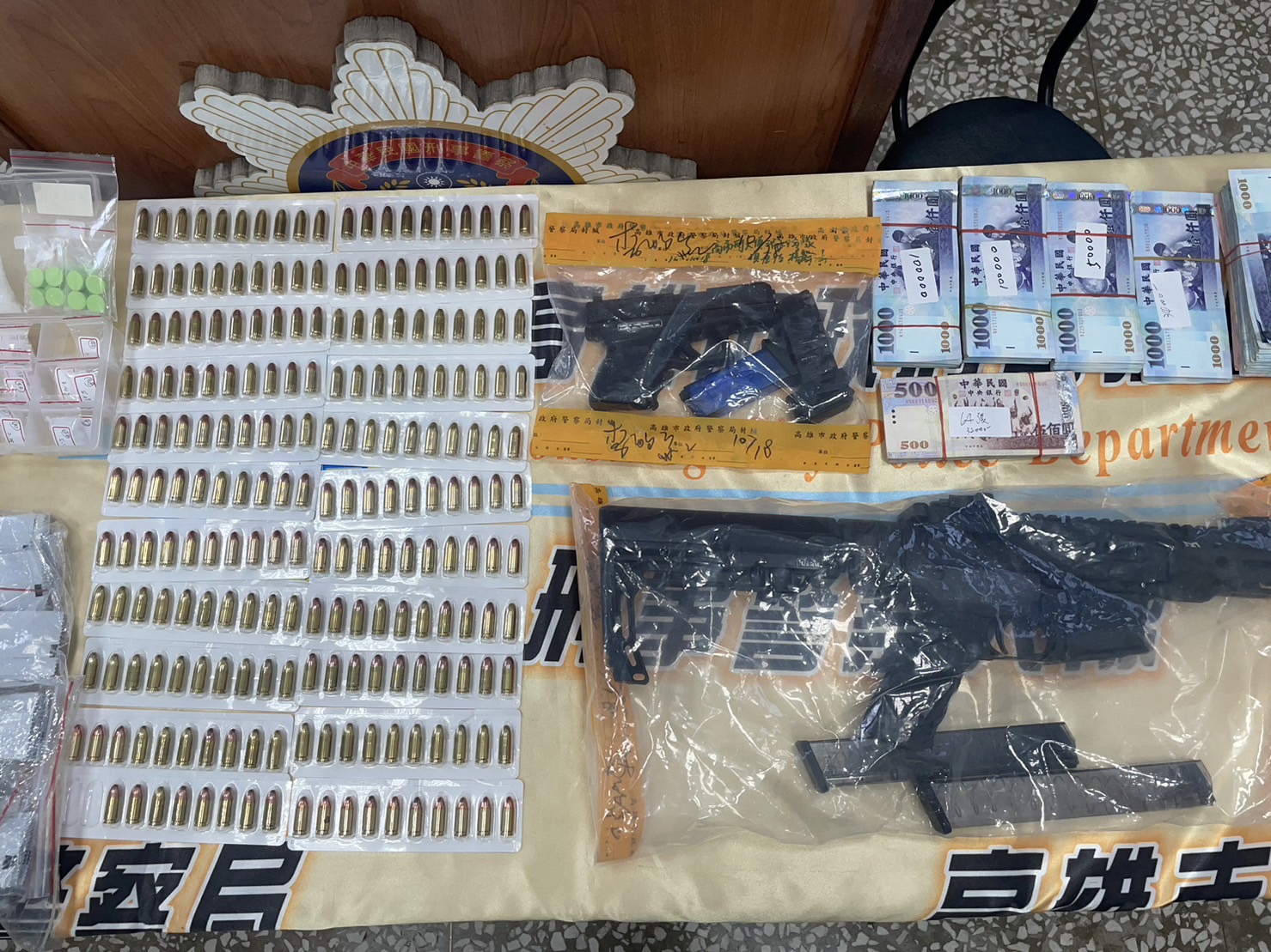 警方在蔡姓男子住處，查獲槍械和毒品。（翻攝畫面）