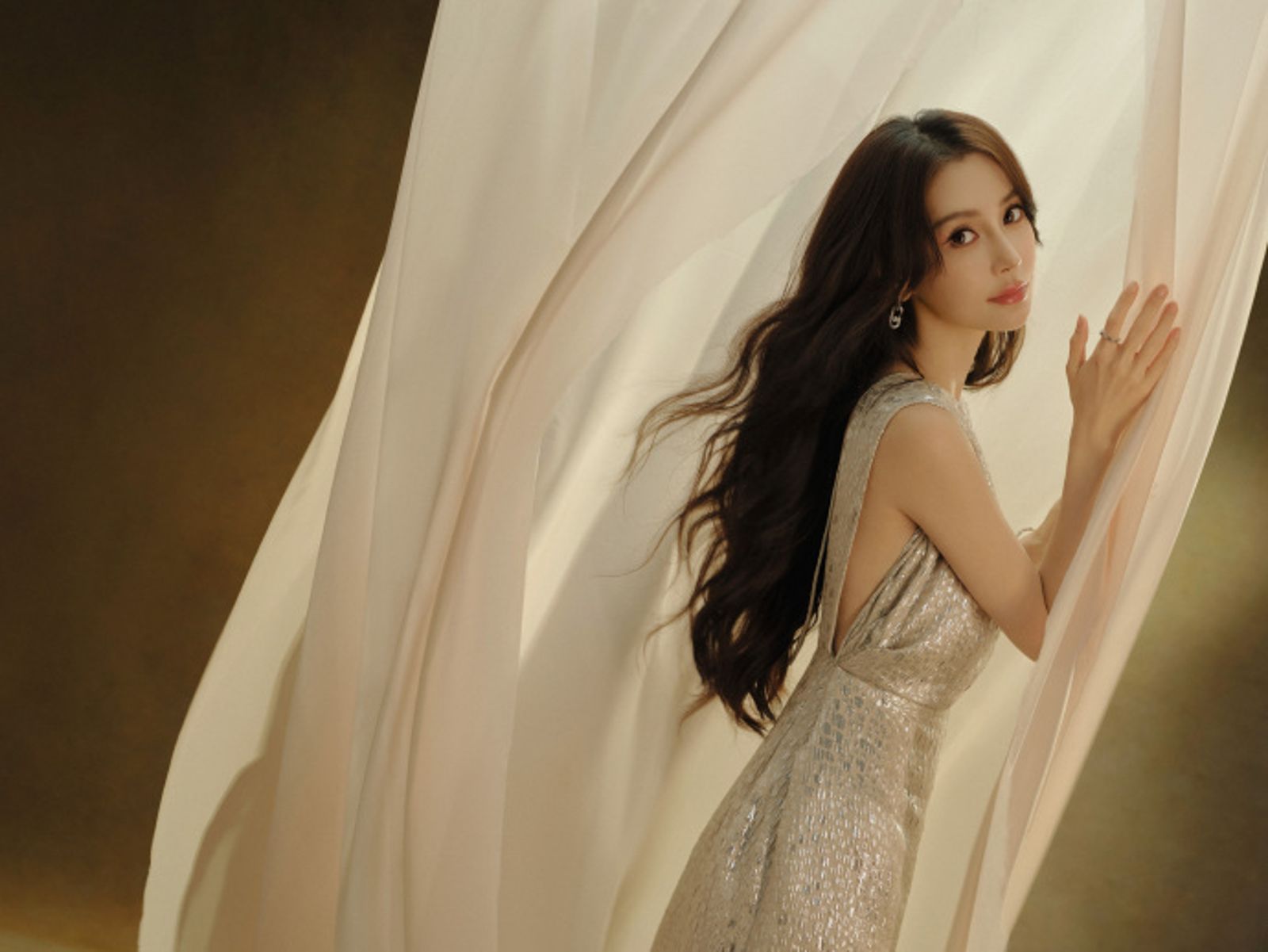 過往時尚資源牢抓在手的Angelababy，這天也上身一套2022年的Dior高定禮服，這也是她解鎖的第144套高定。（楊穎工作室微博）