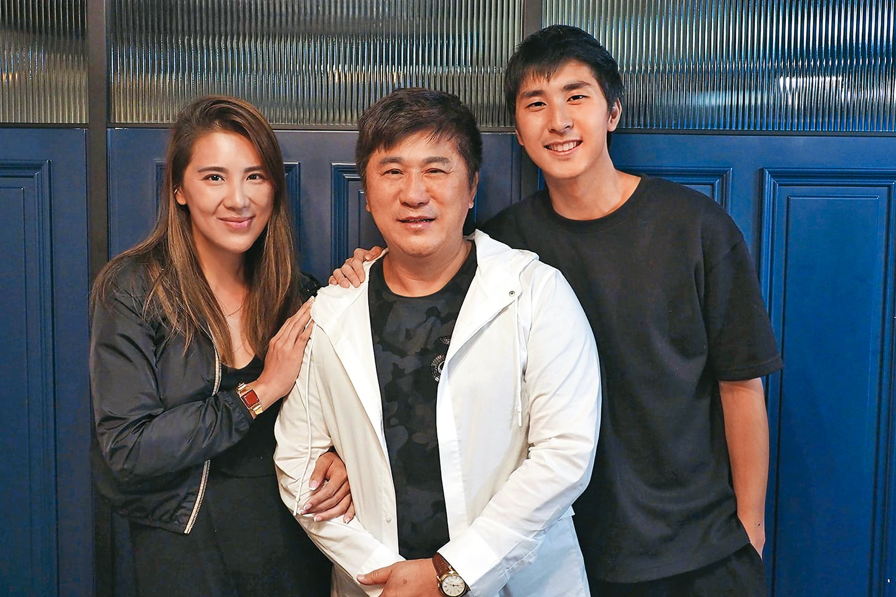 胡瓜（中）將台北市信義區豪宅分給兒子胡釋安（右）與女兒小禎（左）一人一戶，還位於同社區的上下樓，盡量做到男女公平。（翻攝自胡瓜臉書）