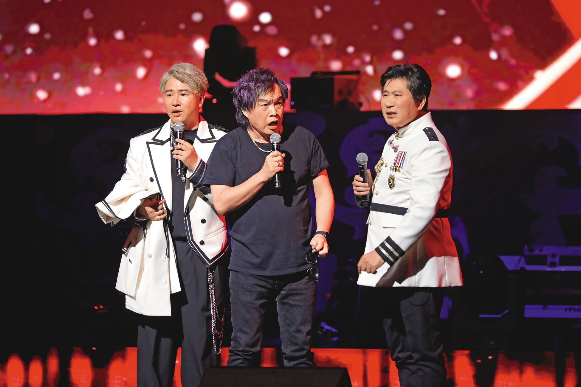 康康（中）因為舞台效果佳，連續2年主持胡瓜（右）領軍的「鑽石舞台之夜」，與歐漢聲（左）同台。