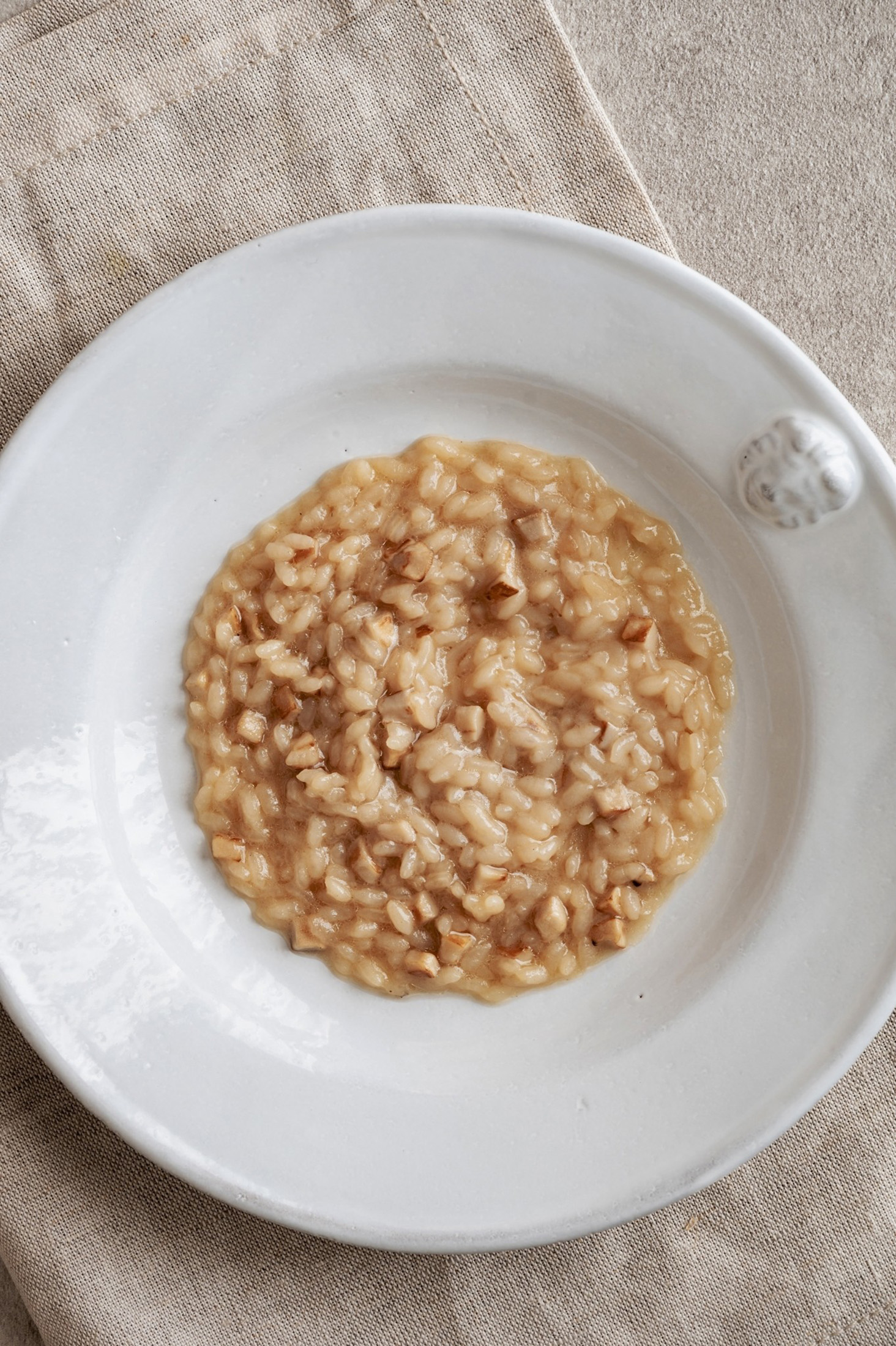 以甜龍筍榨汁煮成的燉飯「單純 筍」，吃得到米與筍交織的溫潤與清甜。（Tasting Menu菜色，3,500元／人）（Li.nu提供）