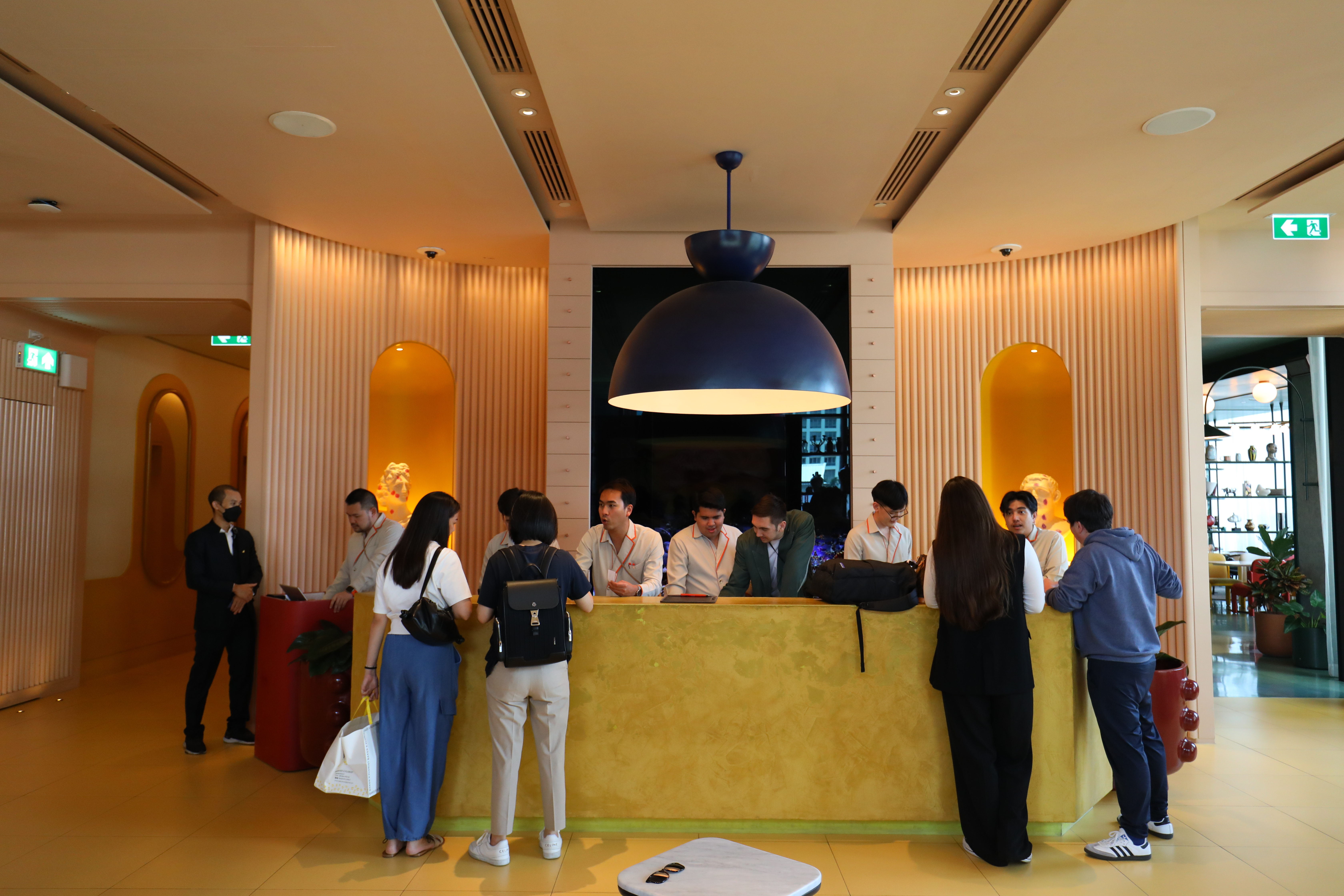 酒店的Check in櫃臺設在4樓，周圍都被藝術作品環繞。