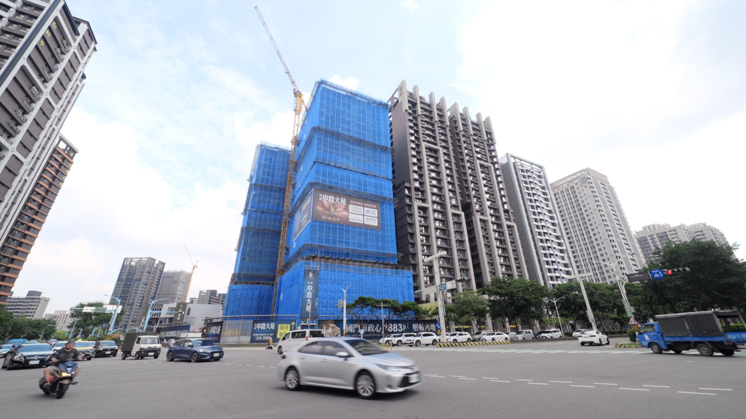 位坐落中路重劃區核心稀有三面臨路角地的璟都「中路大苑」(圖中藍色施工中建物),近交流道與主要幹道,綠覆率高,日常擁抱綠意、通勤動線便利。
