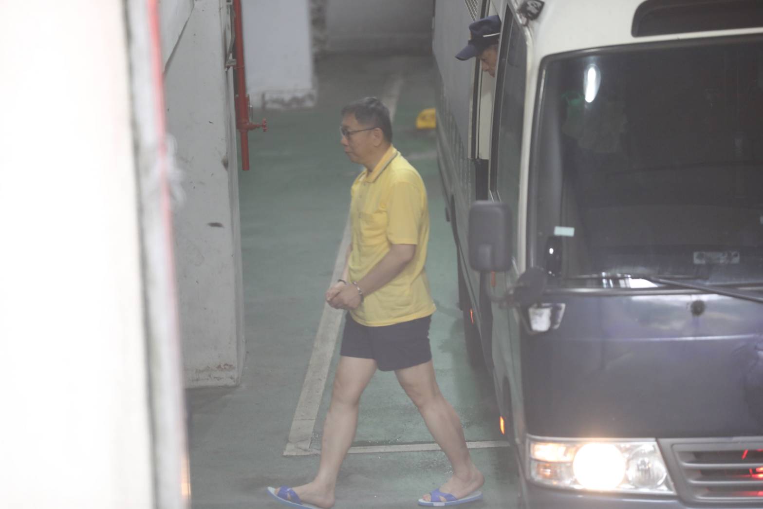 柯文哲涉入京華城容積案，目前已遭羈押禁見，檢調仍持續進行相關調查，昨大動作約談10名被告、6名證人。