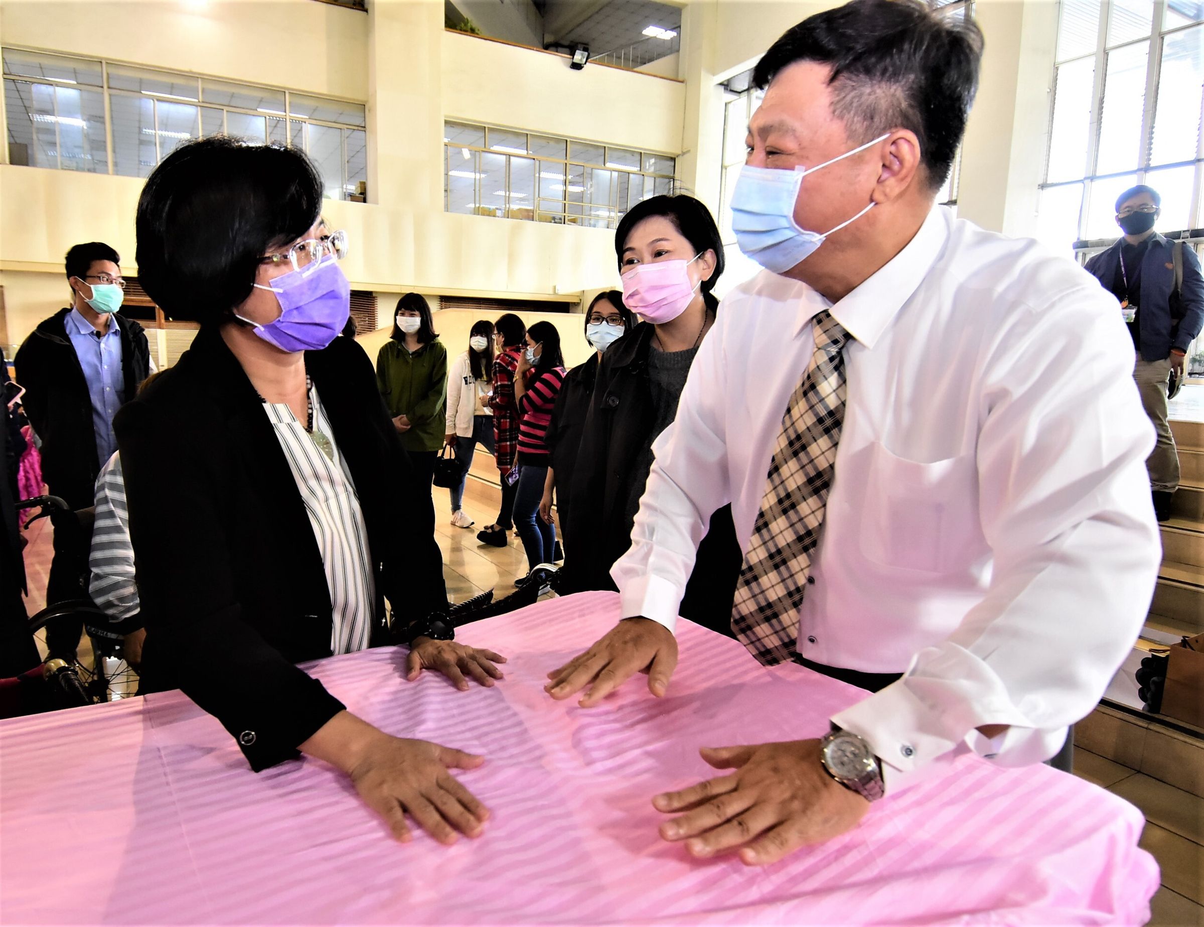 過去白璨榮曾多次捐贈電動床及防褥瘡床墊等物資給弱勢族群，縣長王惠美也予以肯定。