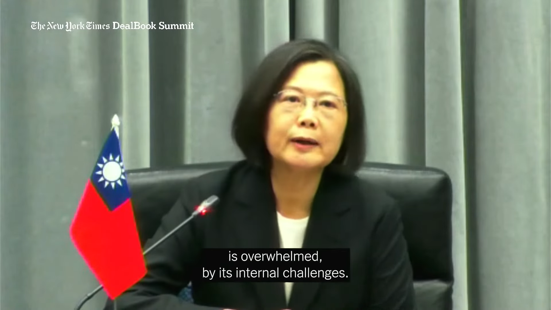 蔡英文以視訊方式參加紐約時報舉辦的峰會，表示中國目前面臨內部挑戰，不會挑在此時犯台。（翻攝自紐約時報YouTube）