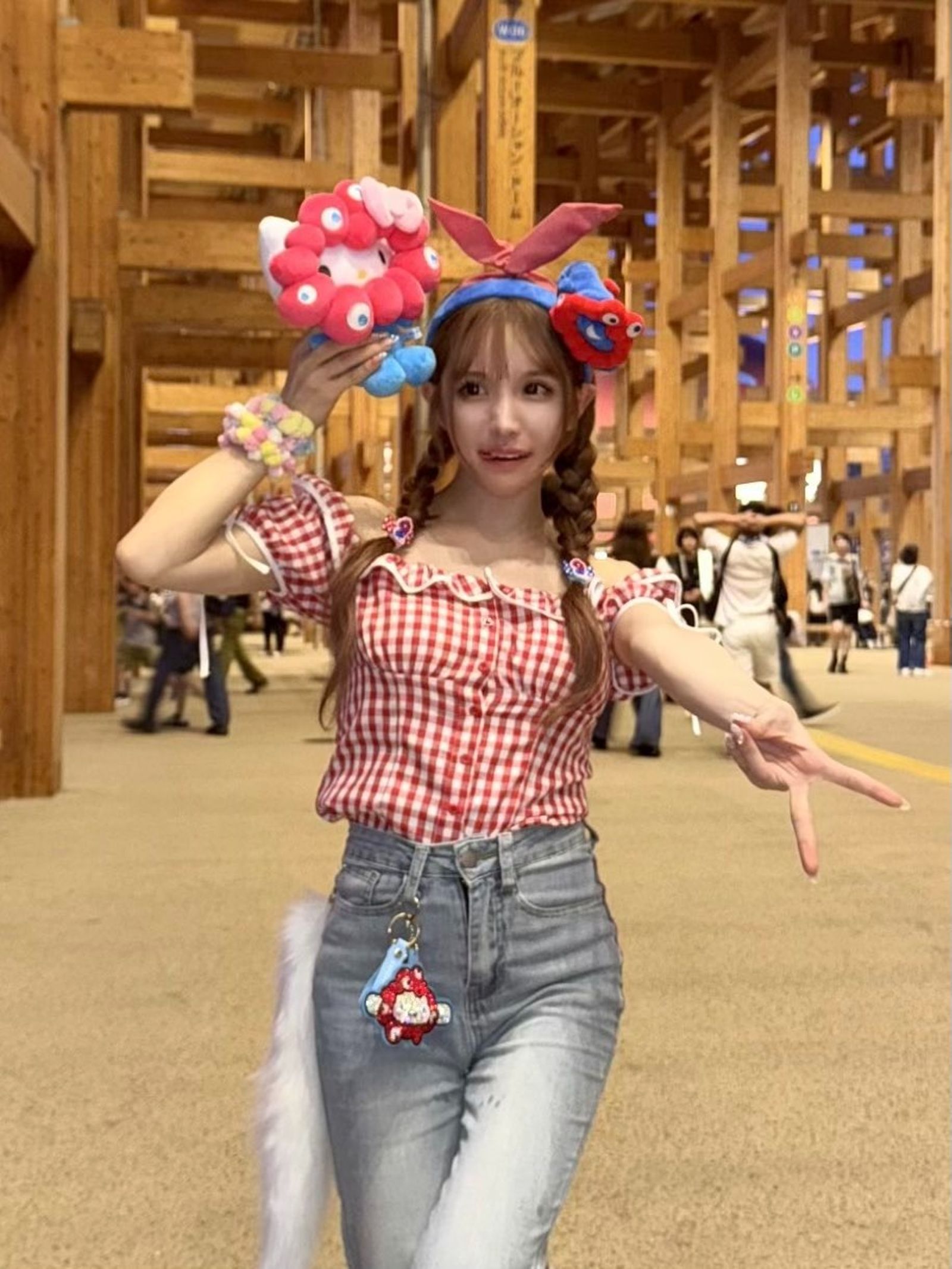 整形讓她從曾經被同學取笑的「暴牙妹」，變成如今的大眼甜美模樣。（翻攝自平瀨愛理Ｘ）（翻攝自平瀨愛理Ｘ）