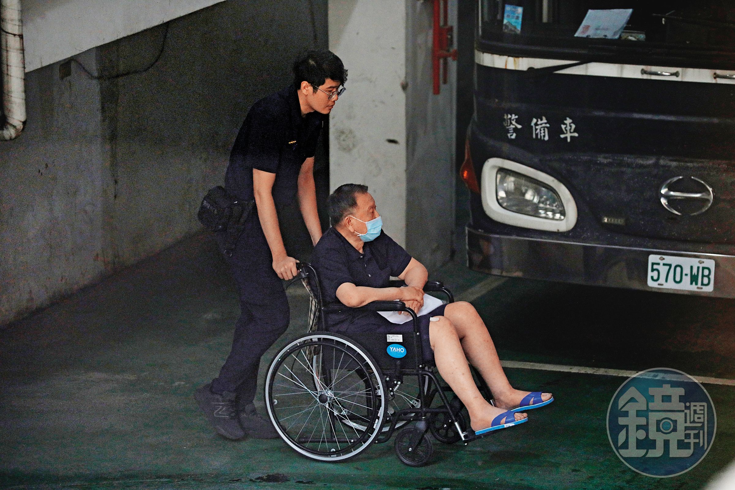 威京集團創辦人沈慶京(右)涉收賄遭收押,他稱身體不適向法院聲請具保停押。