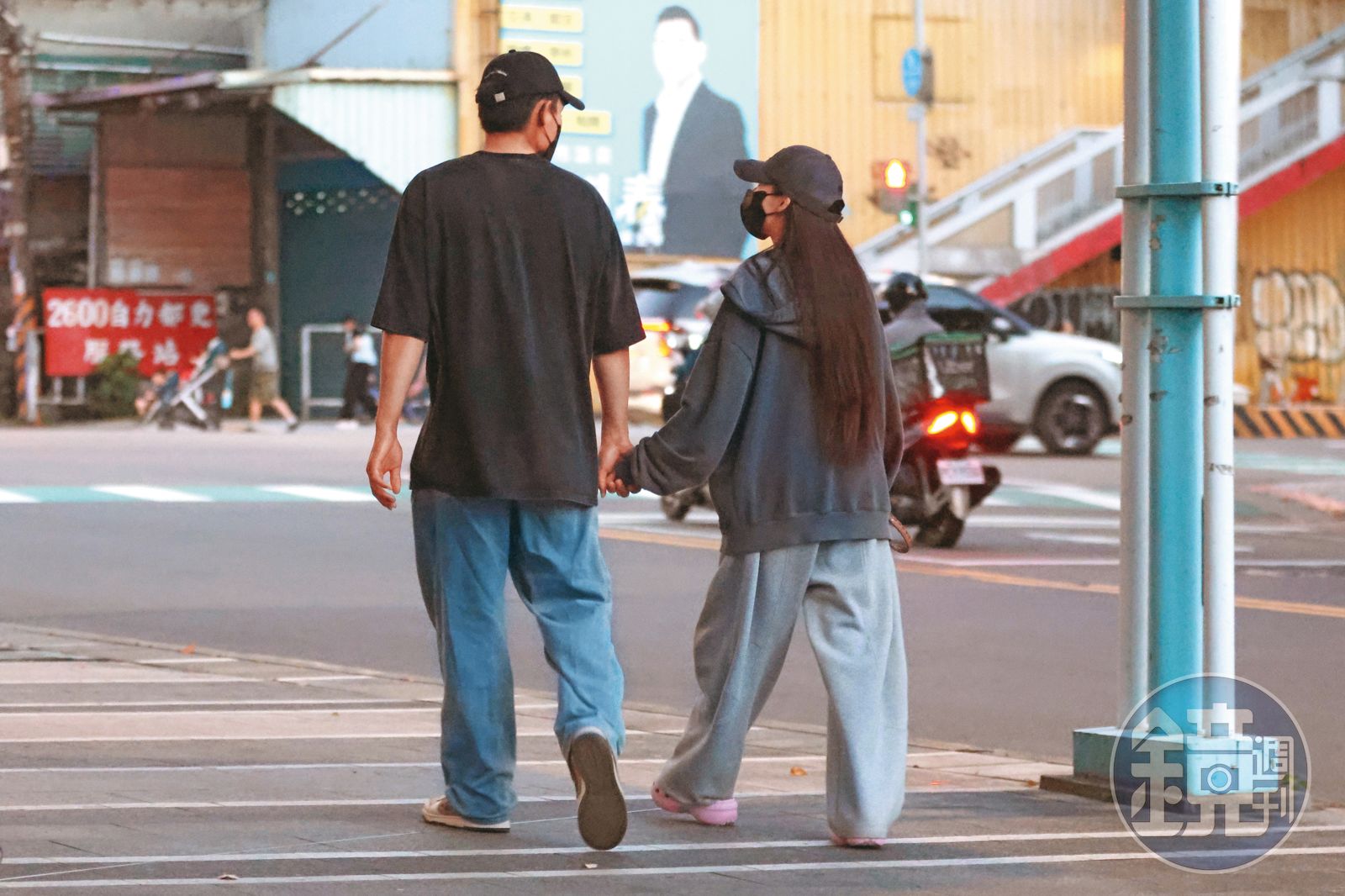 雖然打扮低調,不過林襄(右)與馬傑森(左)逛街時仍有肢體接觸,享受交往時光