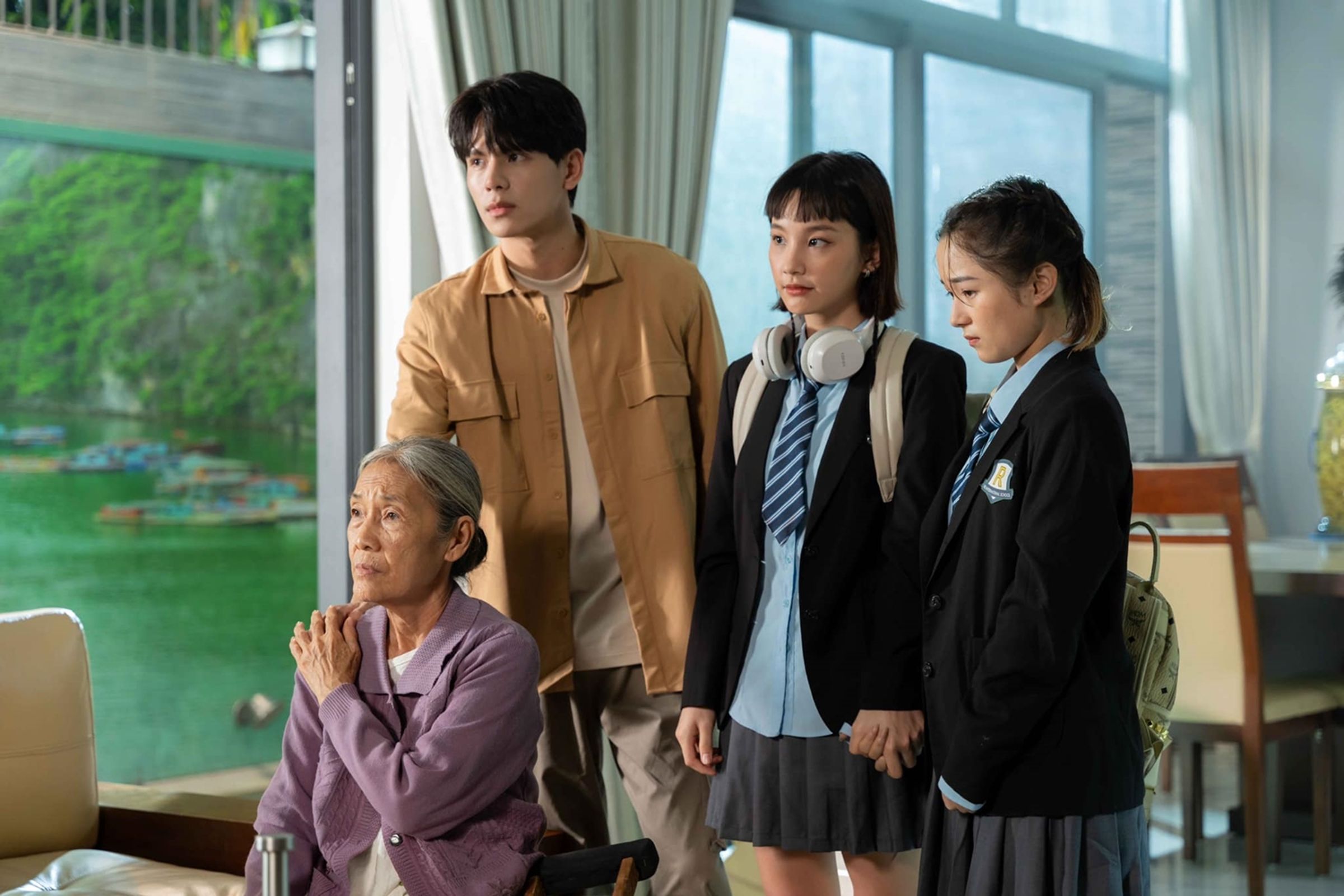 《媽的人生願望》榮登越南影史票房第2名。清嫺(左一)、泰武(左二)、卡莉(右二)。(車庫娛樂提供)