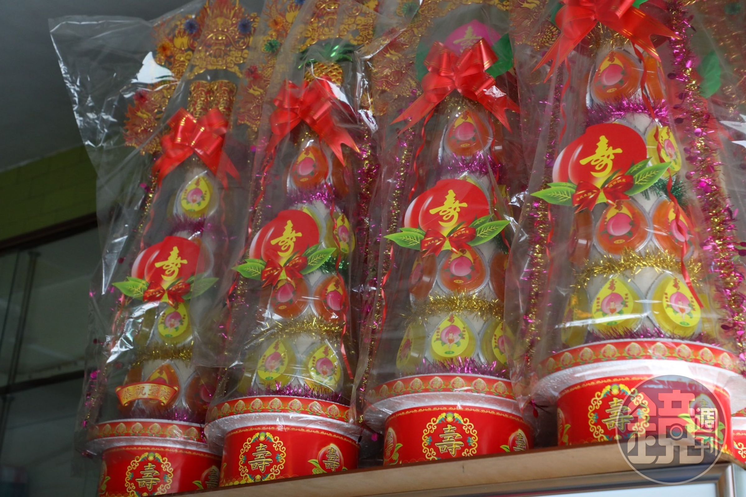 用來為神明祝壽、還願，或者慶祝長輩生日的壽塔，在大小寺廟眾多的灣裡，是象徵文化與敬意的存在。