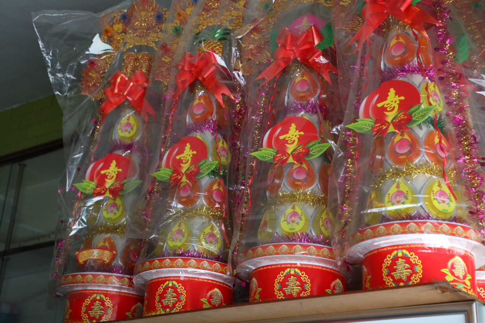 用來為神明祝壽、還願，或者慶祝長輩生日的壽塔，在大小寺廟眾多的灣裡，是象徵文化與敬意的存在。