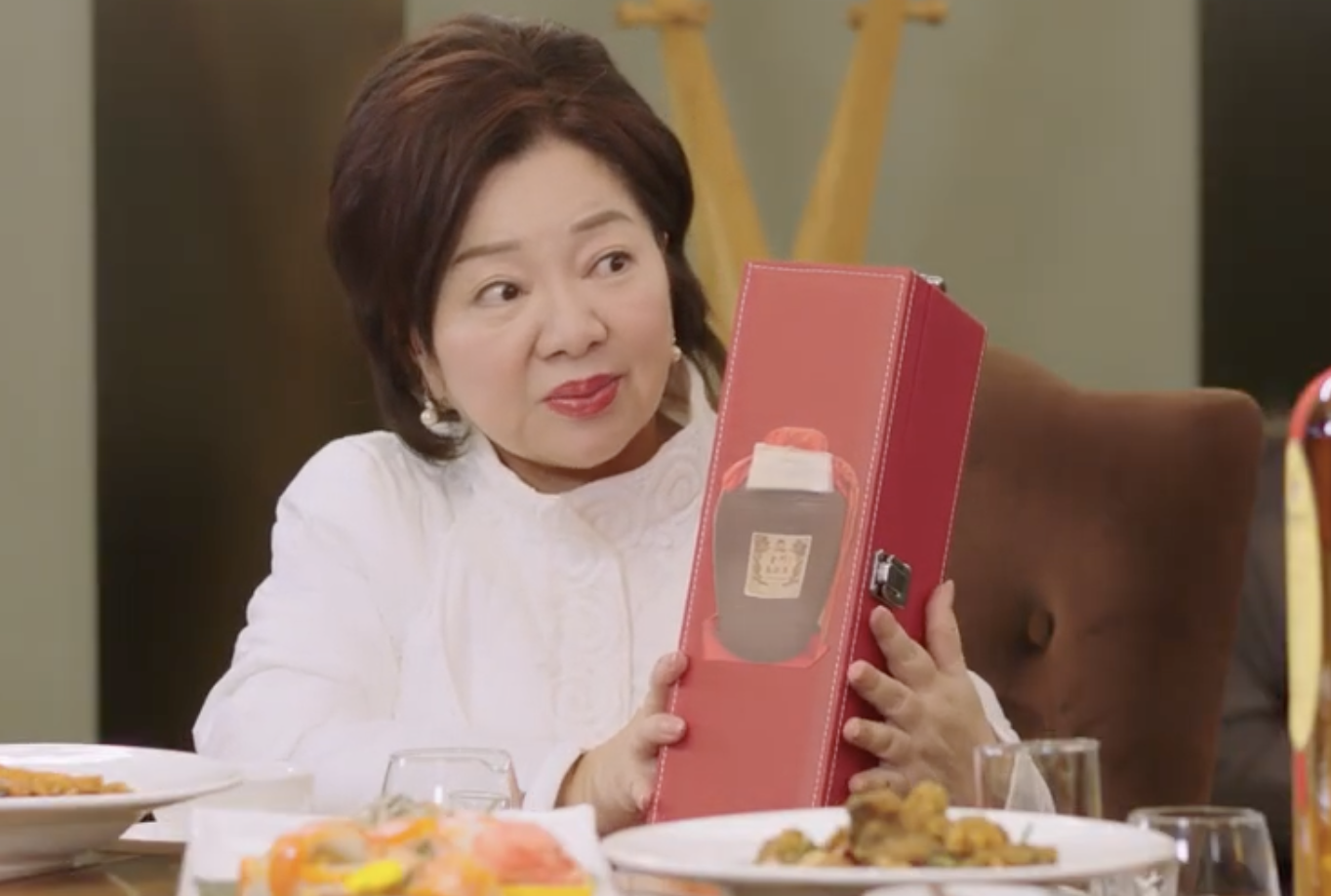 白冰冰在《天知道》飾演里長，也做玄天上帝廟的志工。（三立）