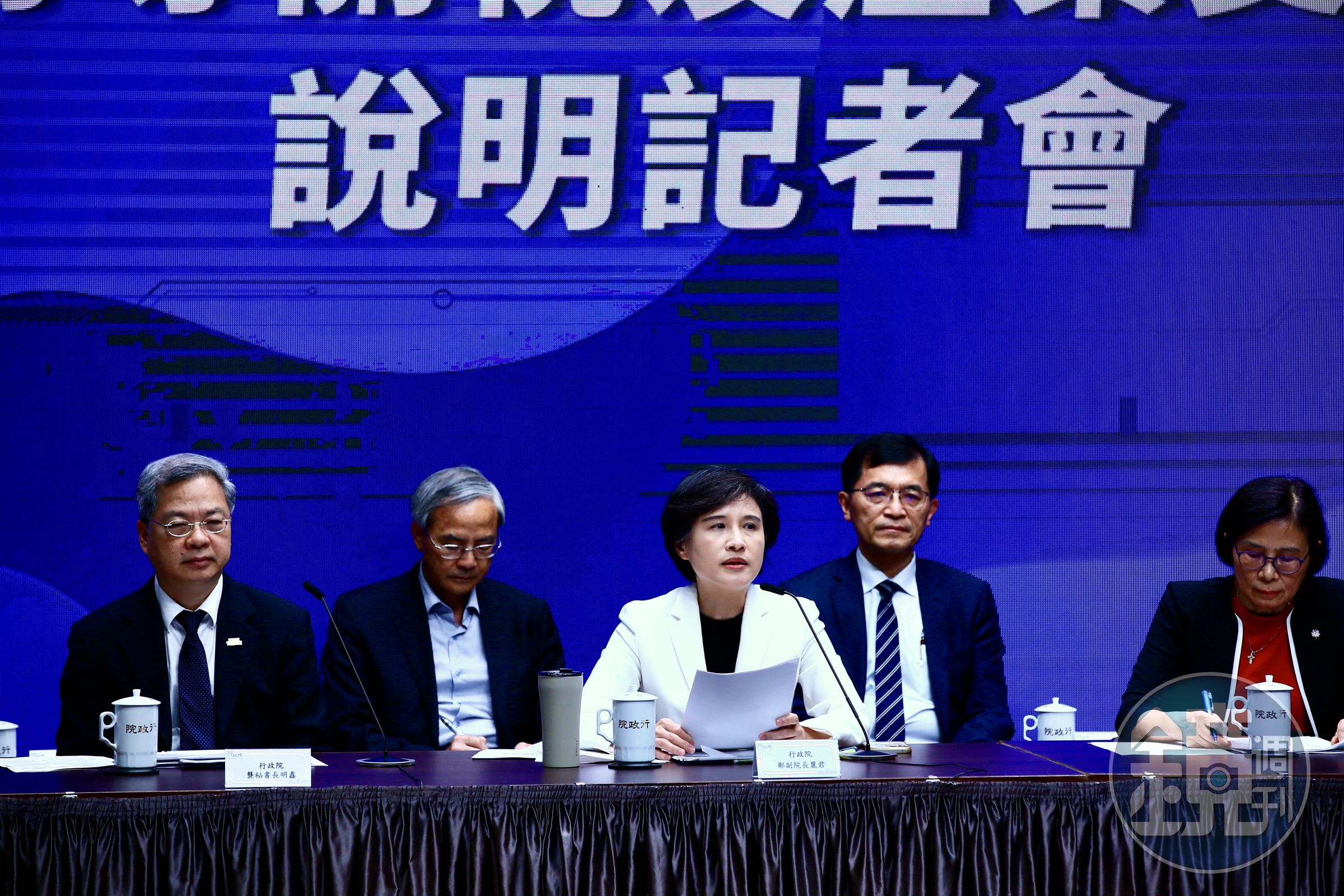 行政院今日下午召開記者會,說明台美關稅談判進度及產業支持方案。提問環節勞動部次長李健鴻證實,減班失業人數確實可能達4.2萬人。