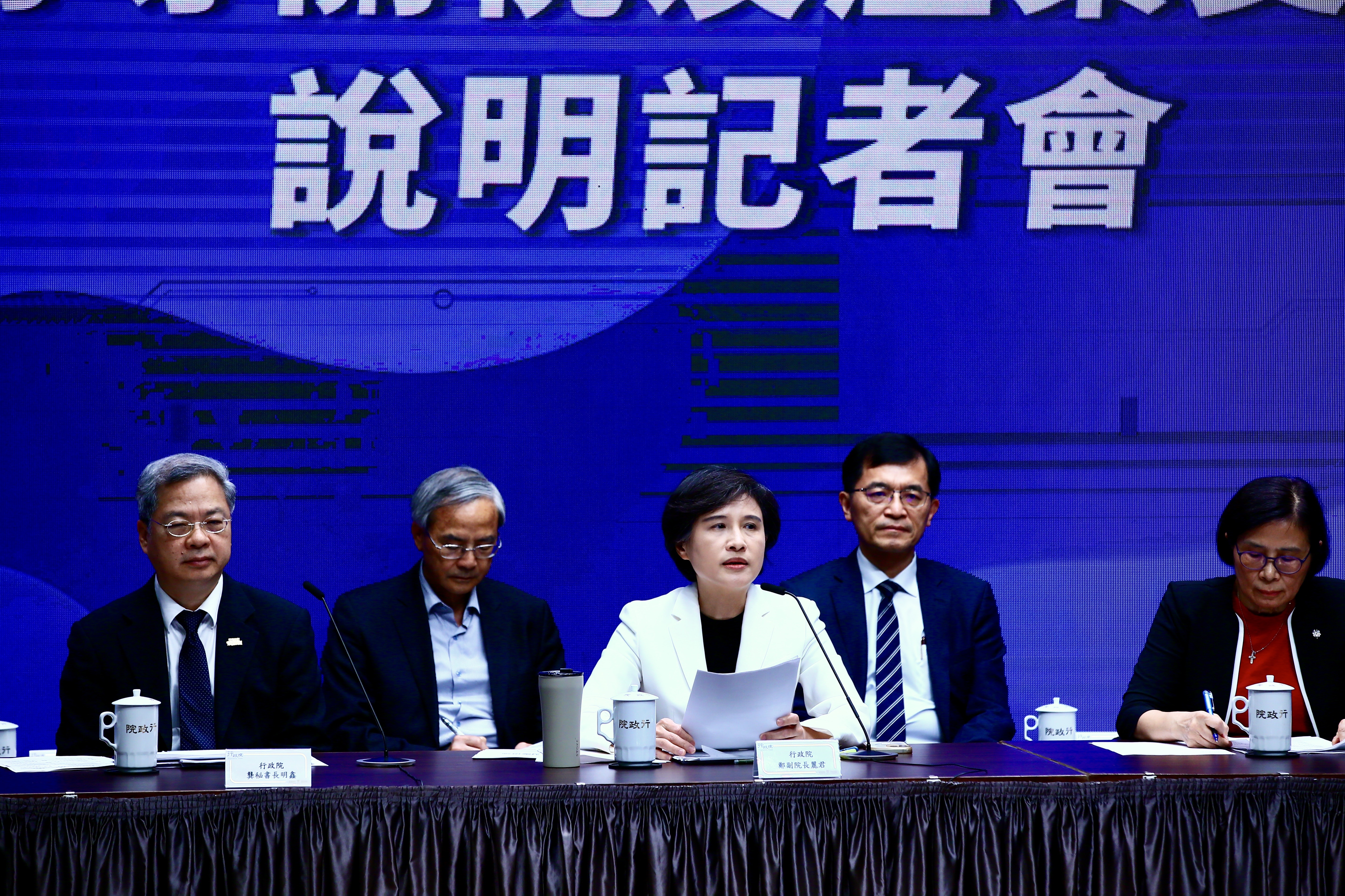 行政院今日下午召開記者會，說明台美關稅談判進度及產業支持方案。提問環節勞動部次長李健鴻證實，減班失業人數確實可能達4.2萬人。