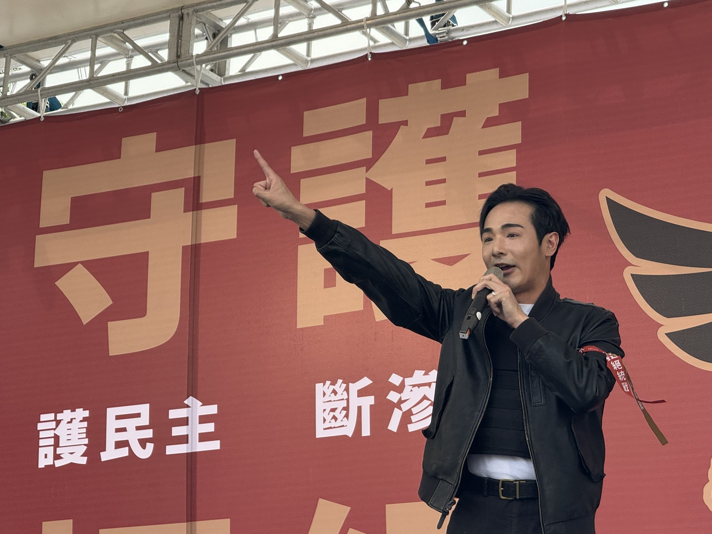 八炯發起「拒絕統戰，守護台灣」活動，號召民眾反共、下架親共立委。（鏡報新聞網提供）