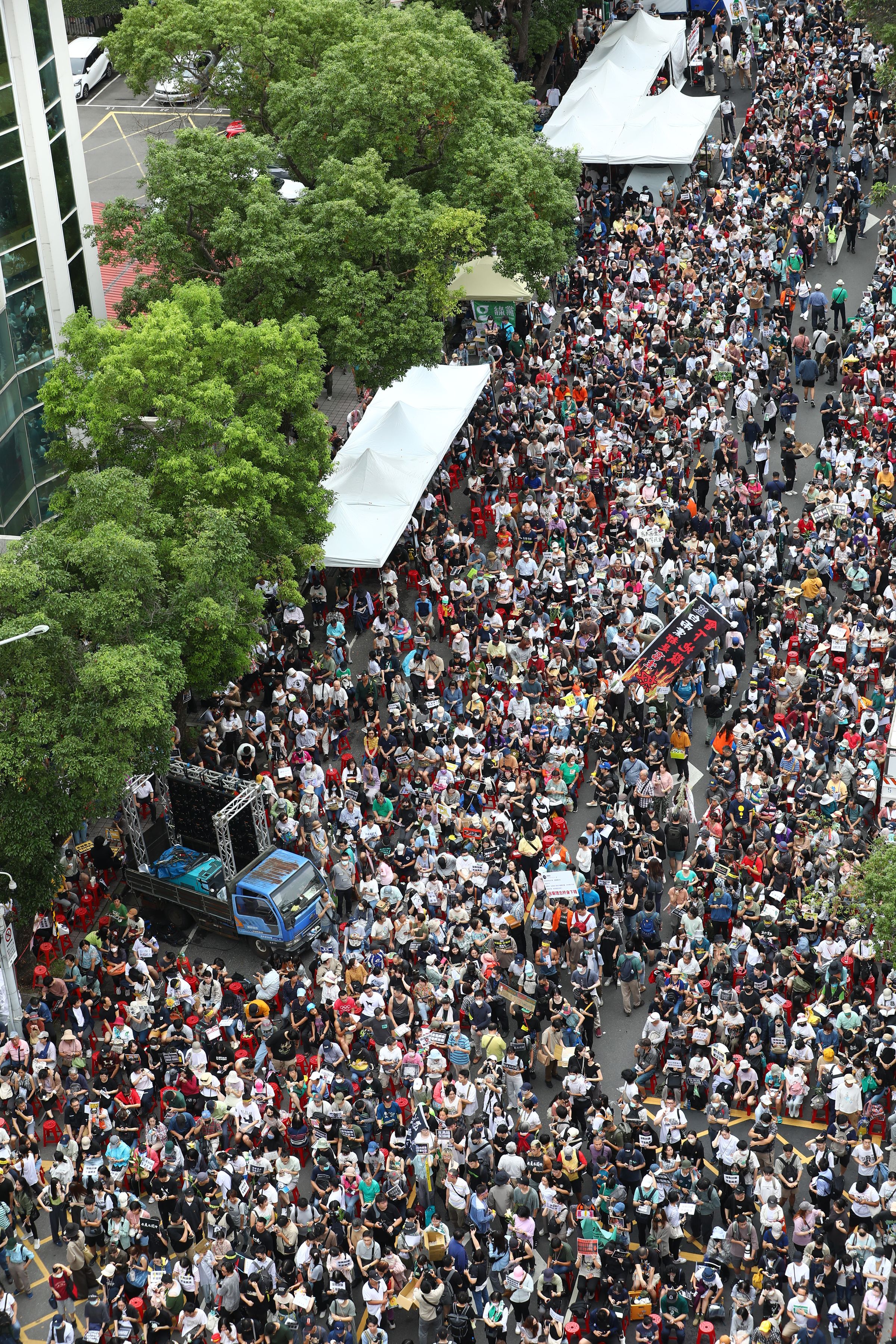 立院外周邊擠滿抗議民眾。