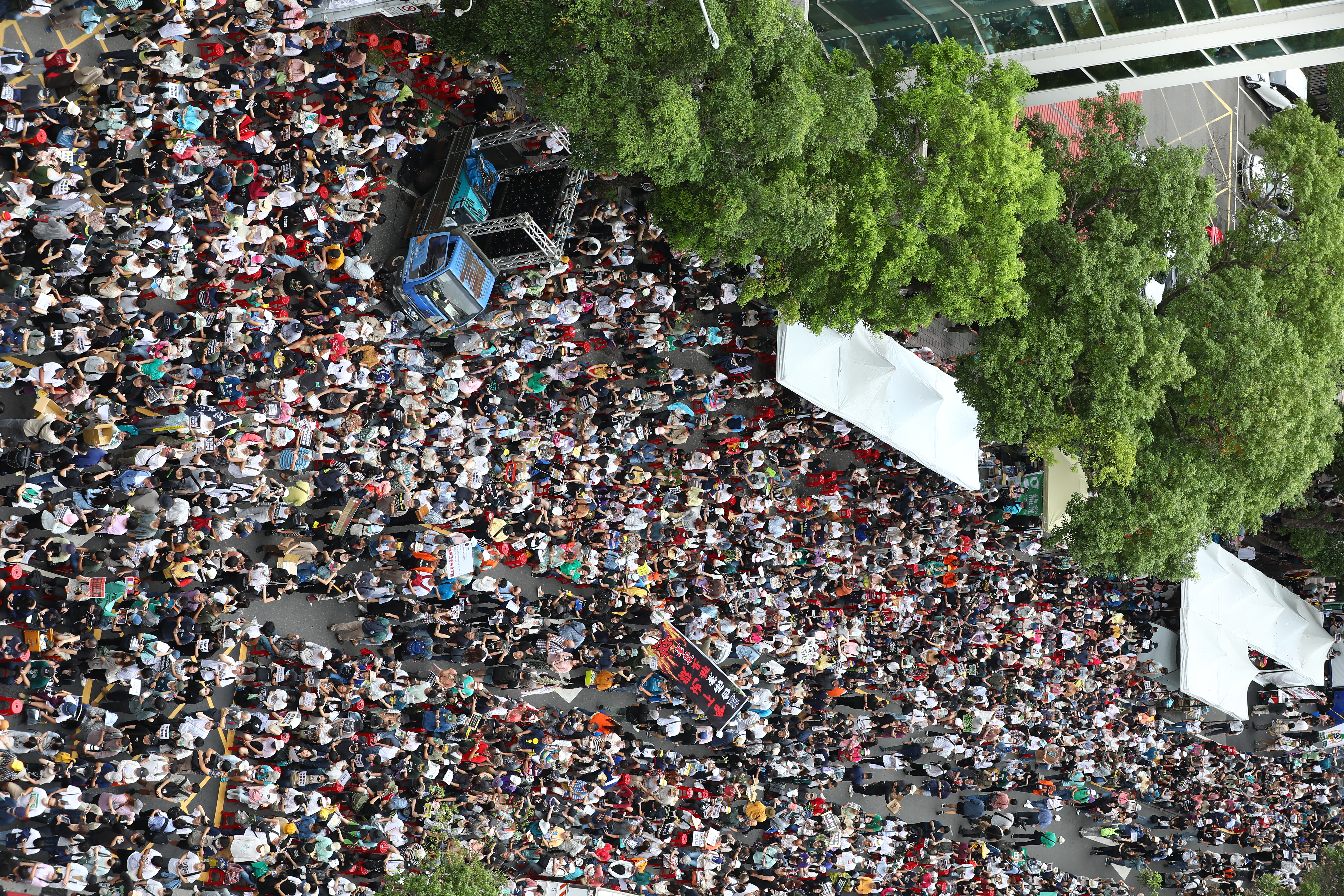 立院外周邊擠滿抗議民眾。