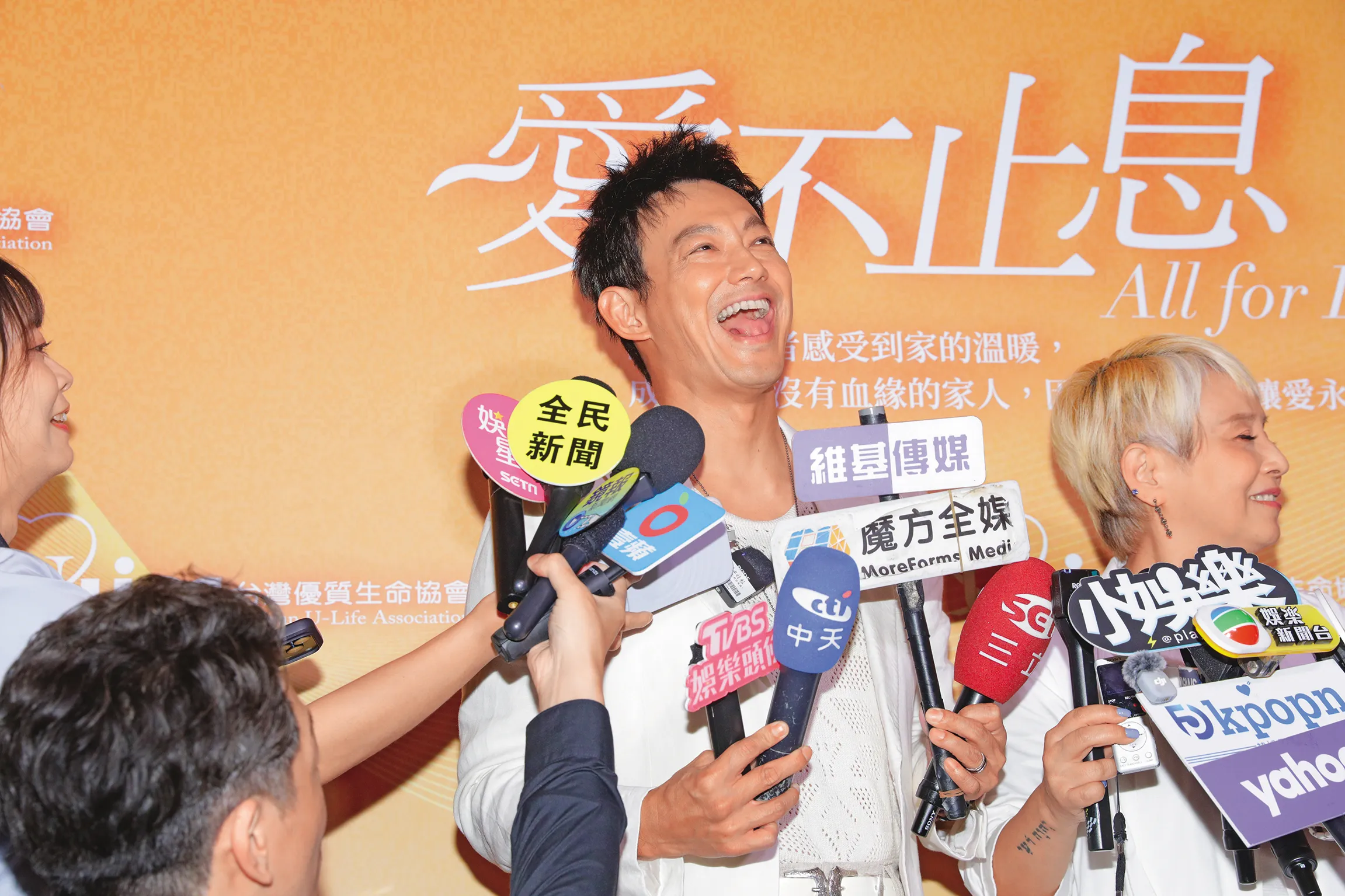 搶鏡不漏拍／威廉仰天長笑求痛快　陳美鳳腿精我獨自漂亮