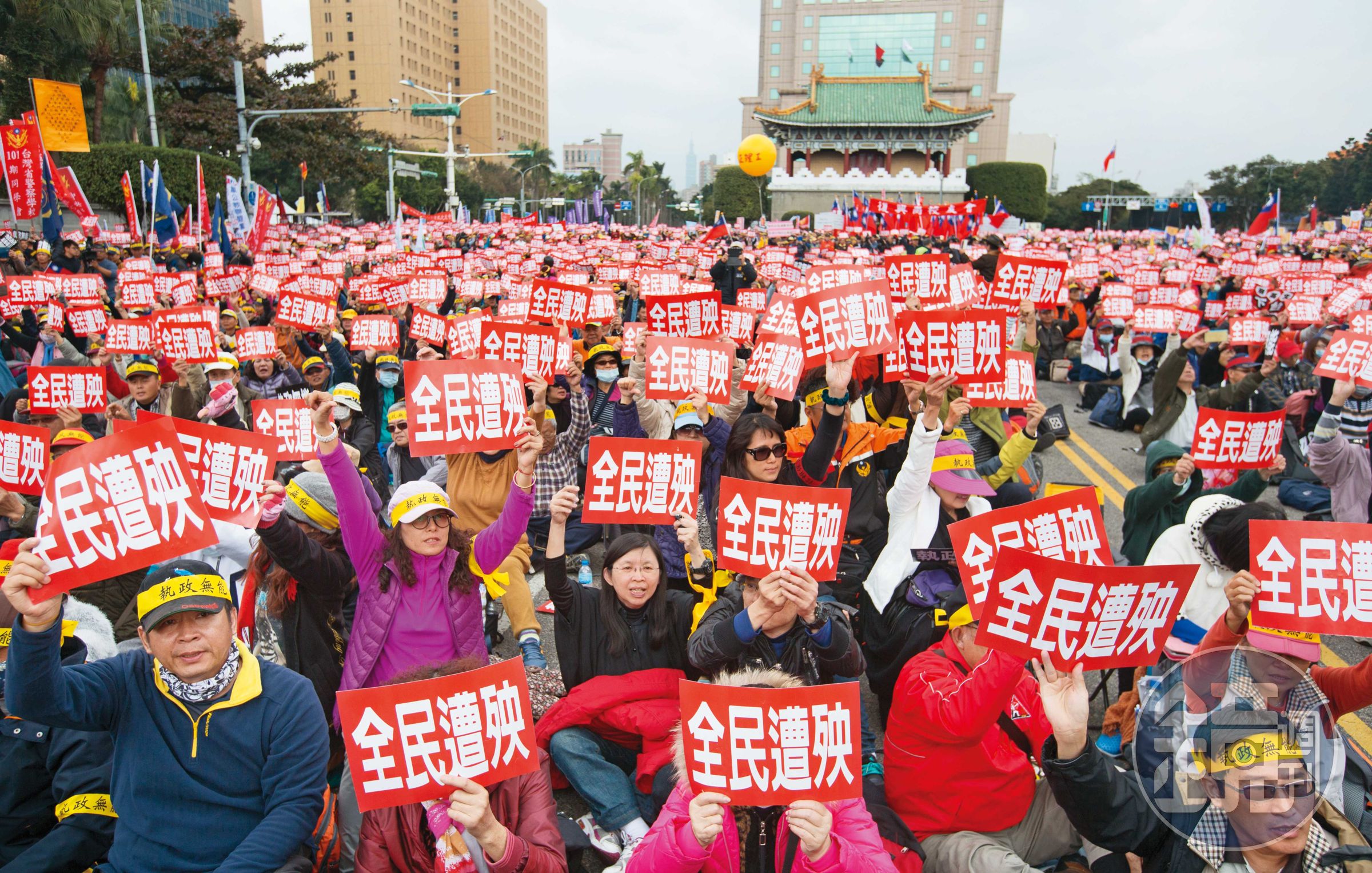 老年、少子化讓社會結構改變,年金不得不改革。圖為教職工會舉著「全民遭殃」旗幟上凱道反年改。