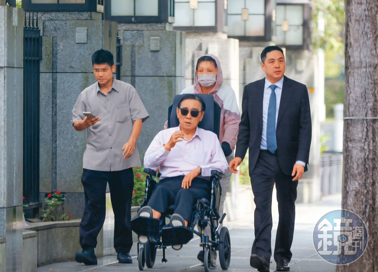 王文洋摔床骨折/75歲王文洋家中摔床不起!王思涵急叫救護車 坐輪椅返豪宅直擊
