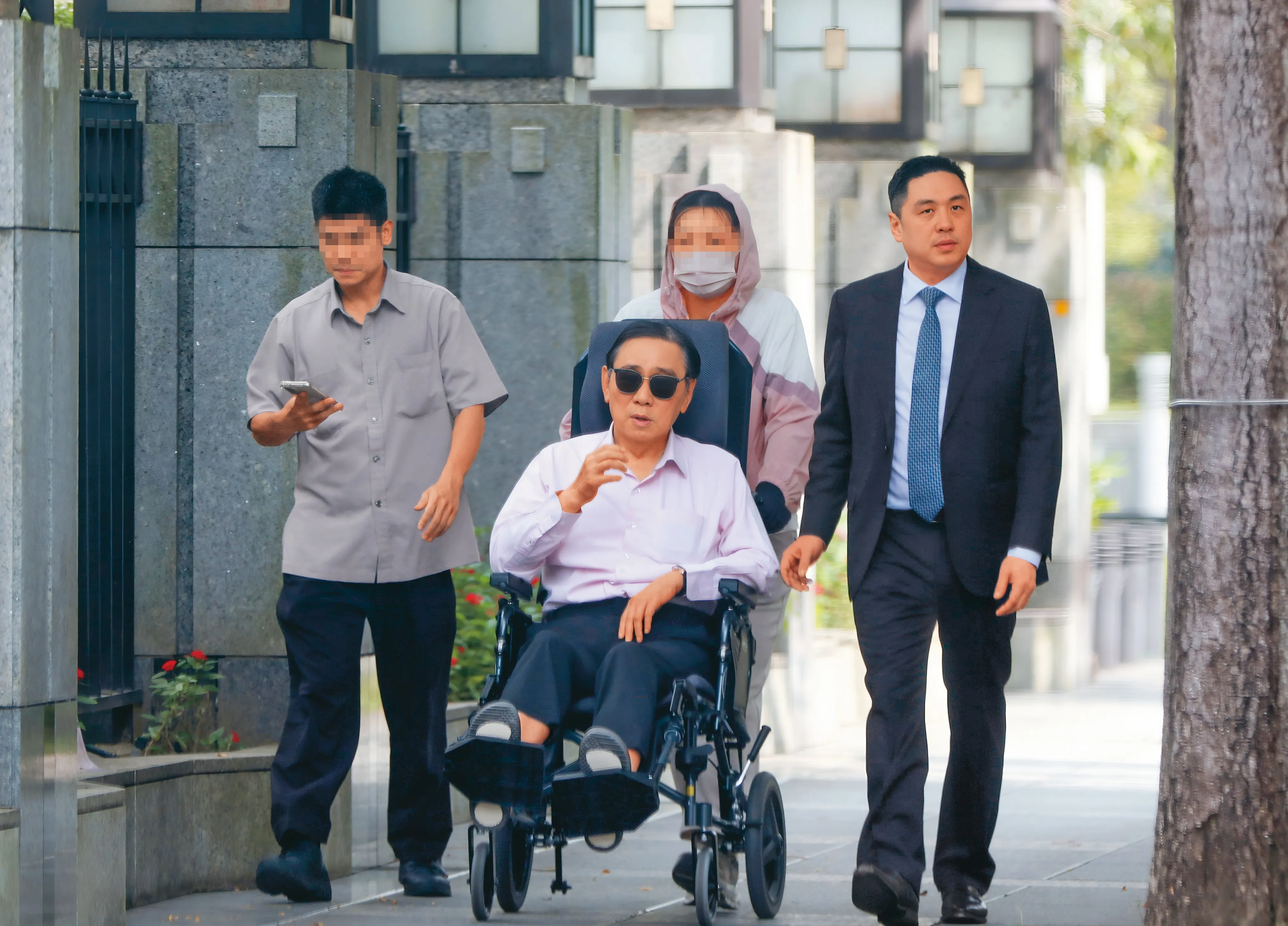 王文洋摔床骨折／75歲王文洋家中摔床不起！王思涵急叫救護車　坐輪椅返豪宅直擊