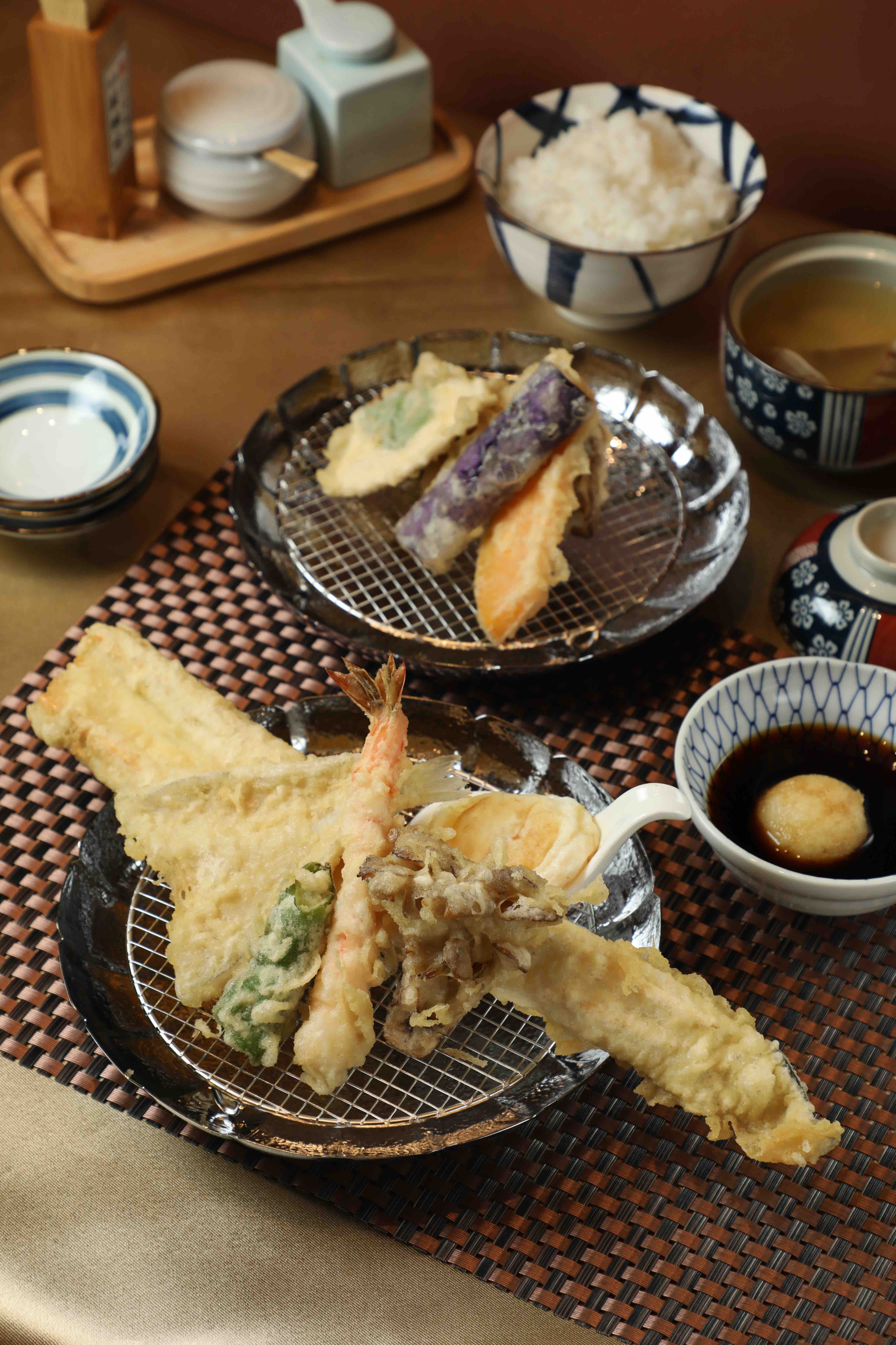超澎派的「松」套餐,集結穴子魚、白身魚、鳳尾蝦與紫蘇雞肉等,其中整尾穴子魚,分量十足,我們同桌竟無人能把整尾穴子魚吃完。(699元/份)