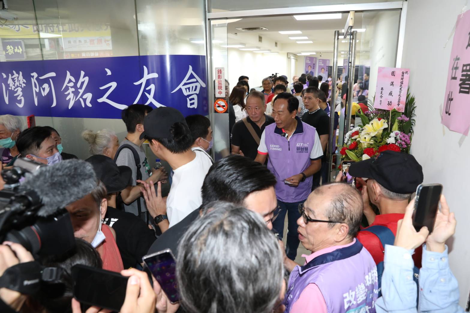 鴻海集團創辦人郭台銘衝連署拚獨立參選，不料近日卻接連傳出連署站「花錢買個資」行為。（本刊資料照）