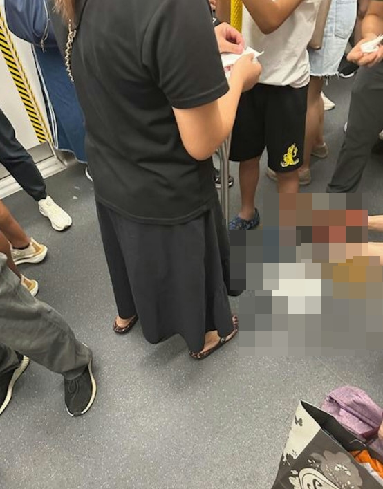 一名中國男童直接在車廂內便溺，事後只用衛生紙覆蓋排泄物就走人。（翻攝Threads）