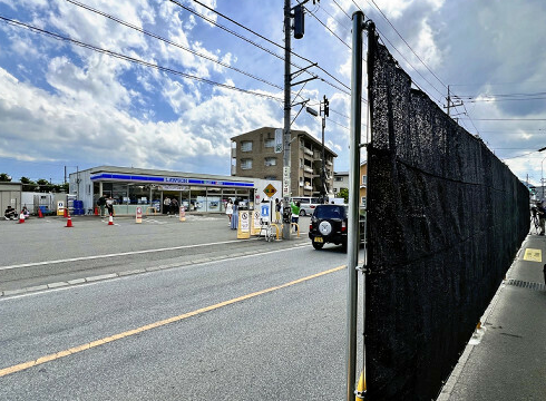 因應颱風到來，當地政府把這片黑幕拆除。（翻自日本雅虎）
