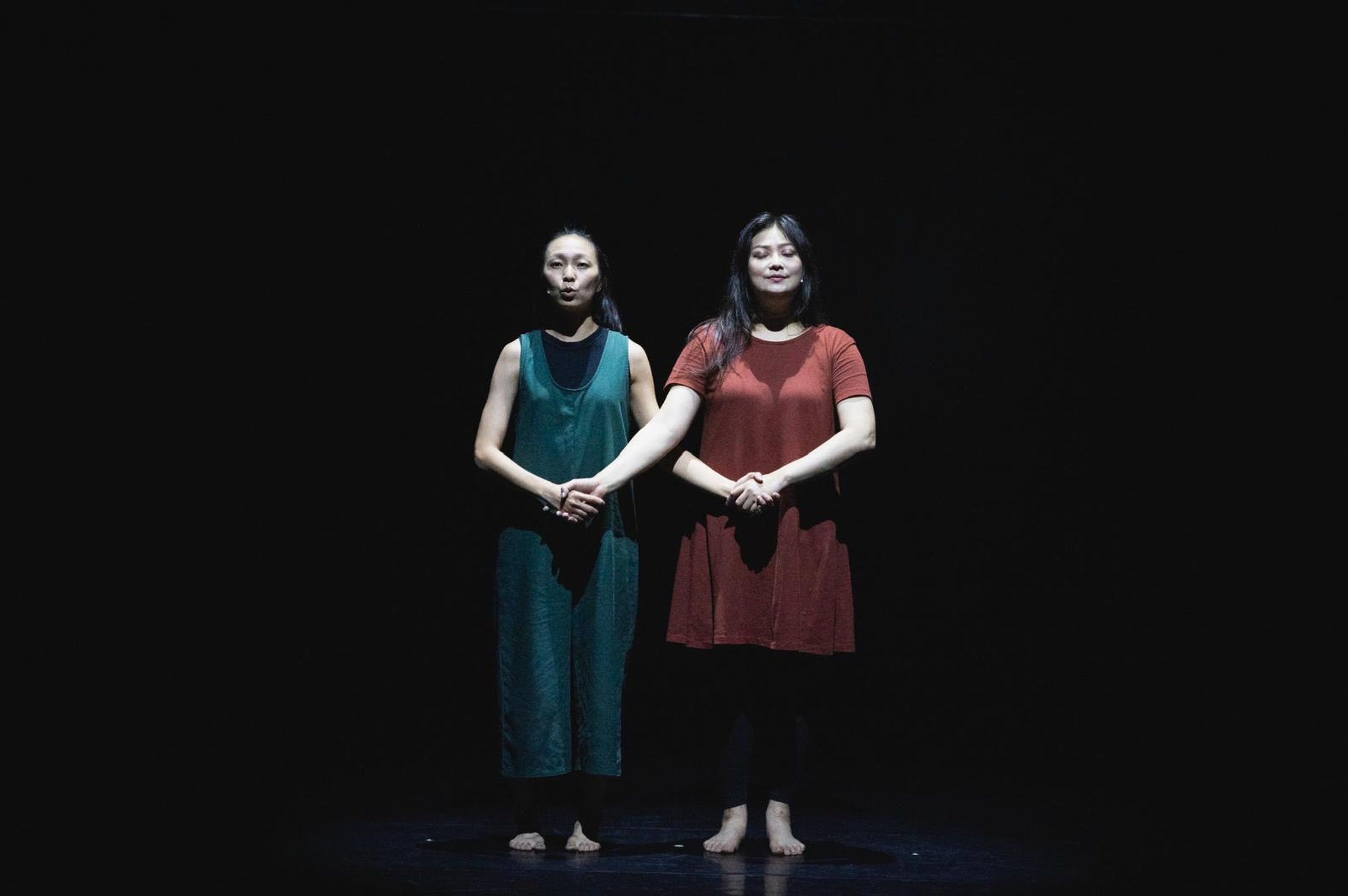 《黑暗的光景》2位女主角田孝慈(左邊綠衣),楊智淳(右邊紅衣), 默契十足。(OXYM劇團提供)