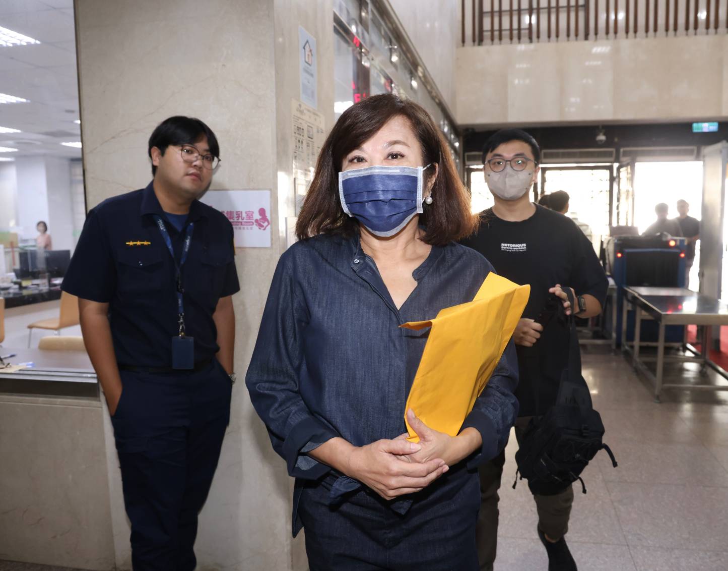 基隆市副市長邱佩琳出庭證稱曾在市長室面交柯文哲200萬元。