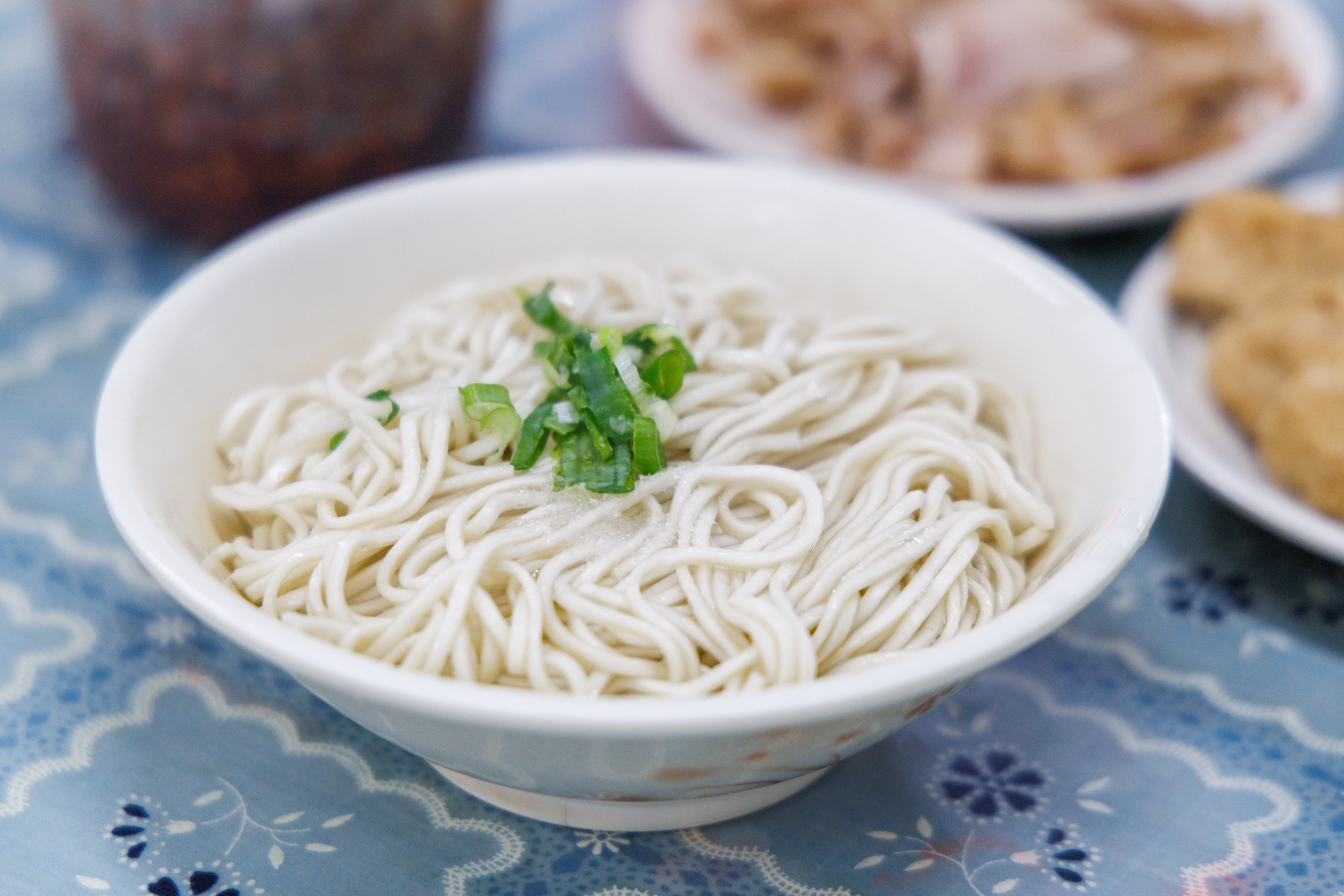 每桌必點的「乾拌麵」,調味簡單卻很美味。(40元/小碗)