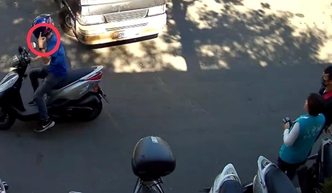 江肇國今在臉書指出幫他助選議員陳雅惠遭羅廷瑋團隊比不雅手勢挑釁。（翻攝江肇國臉書粉絲專頁）