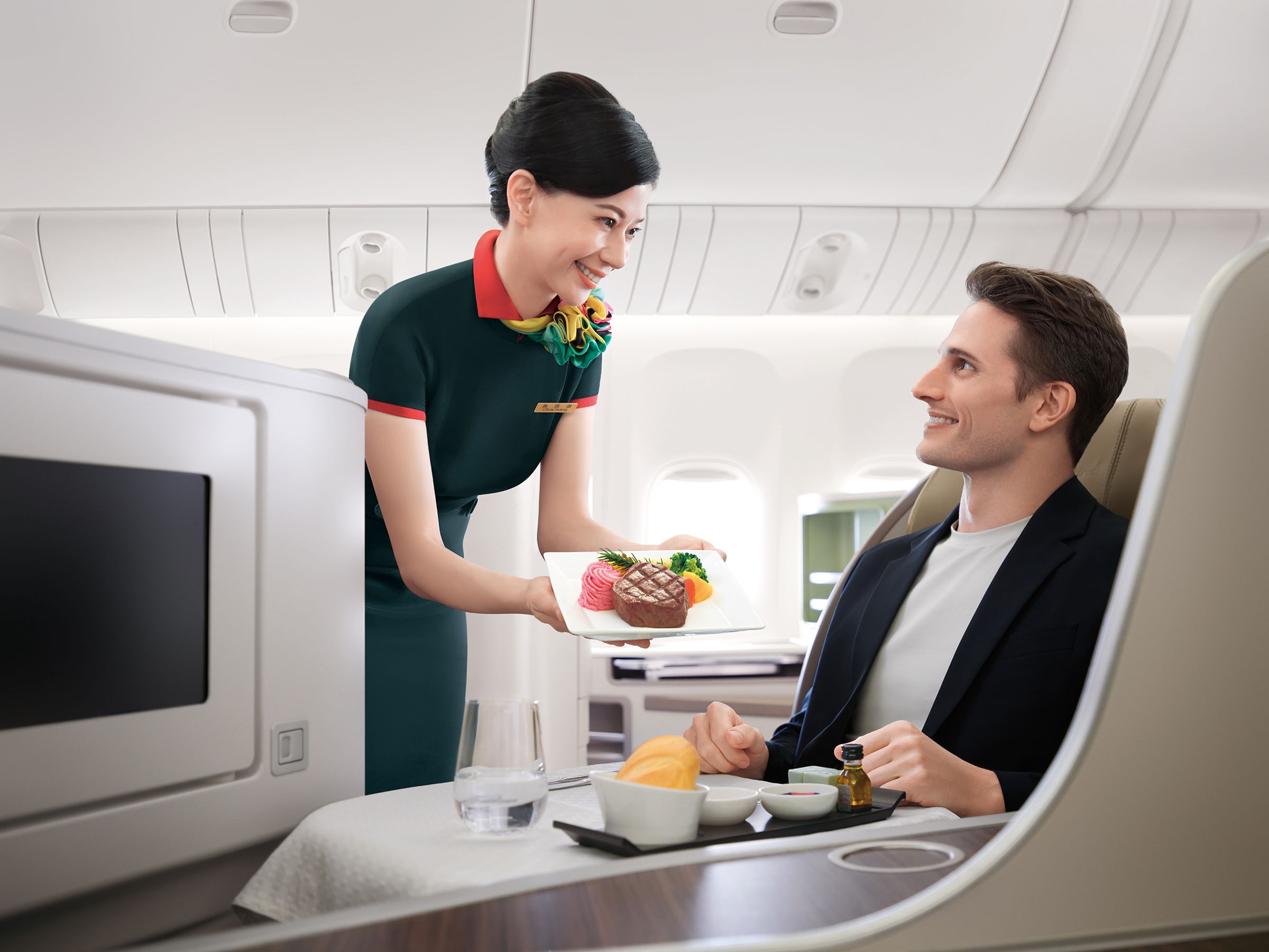 航空公司表示,近年持續提升機上與地面服務,並優化旅客整體飛航體驗。(圖/長榮航空提供)