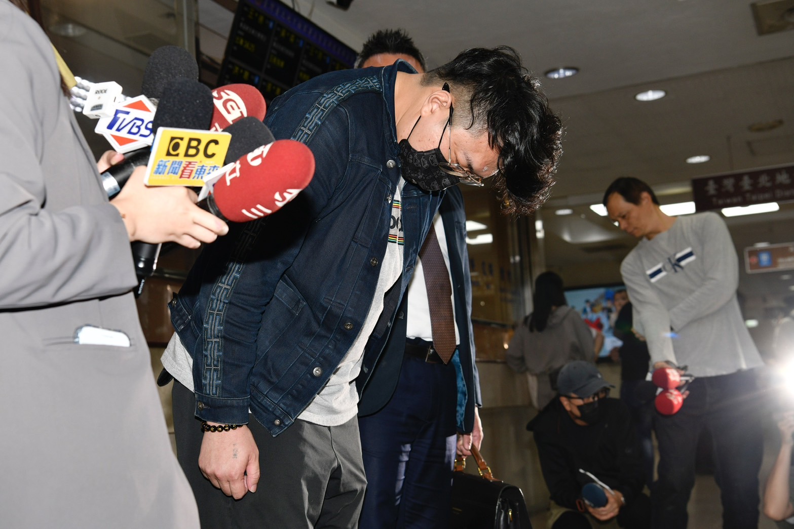 寶林茶室負責人黎仿軒，鞠躬12秒道歉「自己和父母3/22都在店裡用餐」。