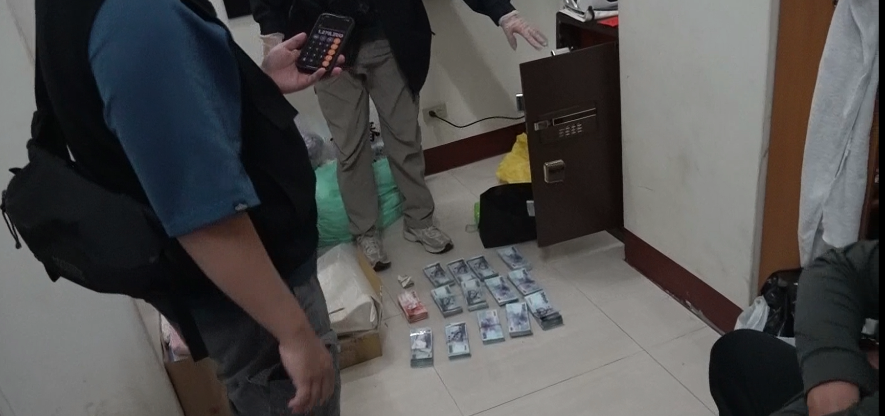新竹水房查扣之現金。(警方提供)